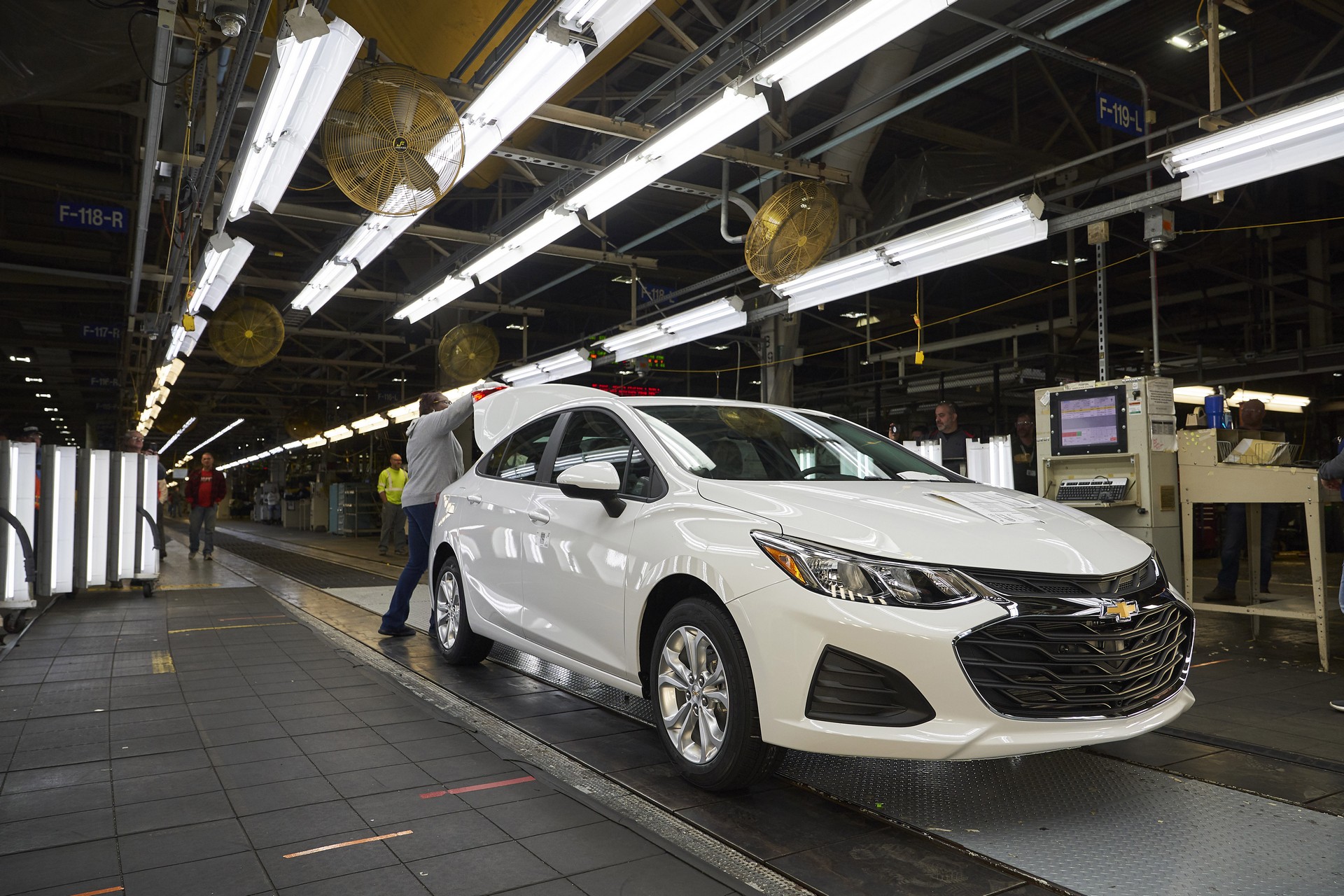 Last Chevy Cruze-2 Chevrolet Builds Last Cruze In Ohio, Abandons Compact Sedan Segment