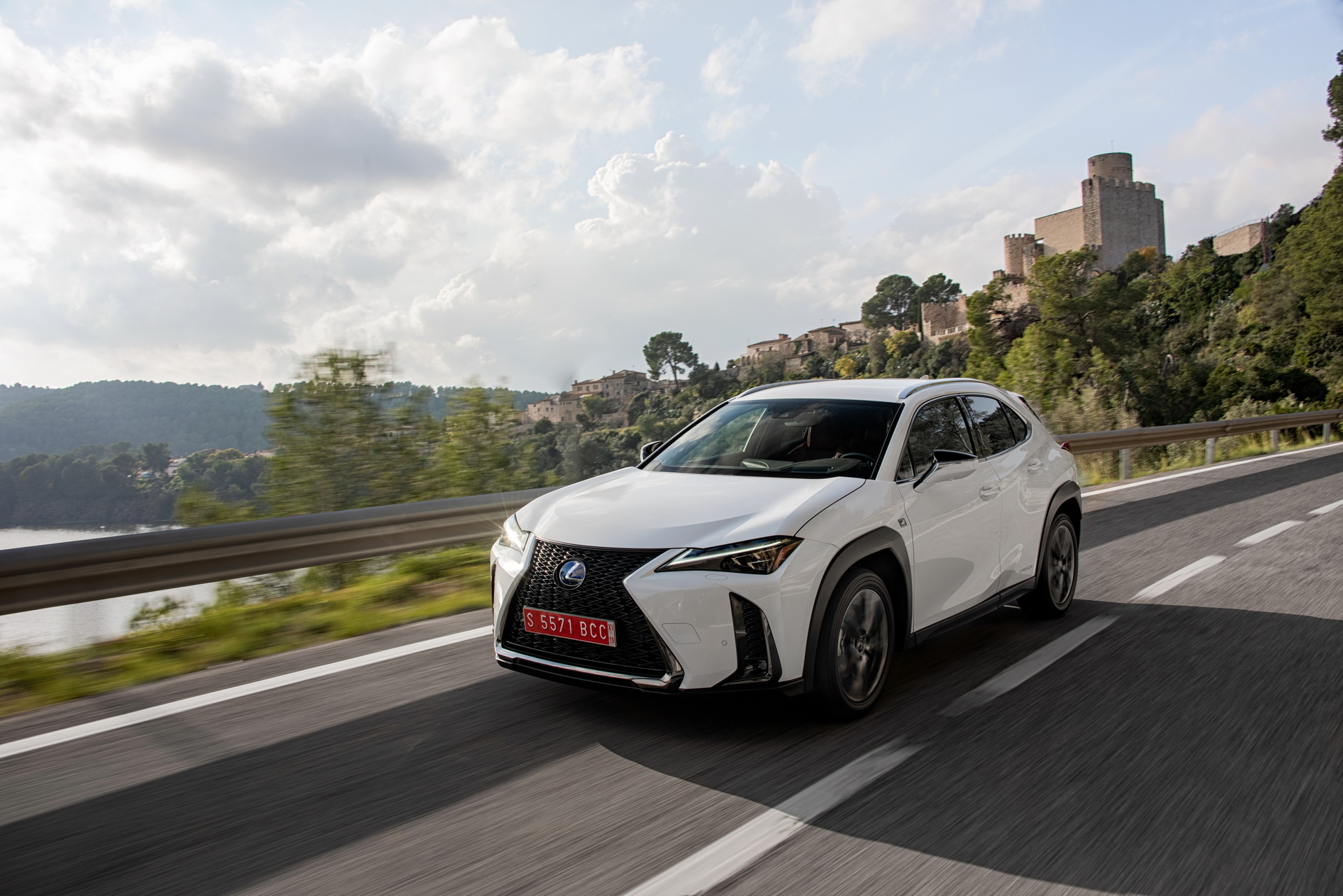 2019-lexus-ux-250h-23 Lexus Details Europe’s UX Subcompact SUV In Massive Gallery