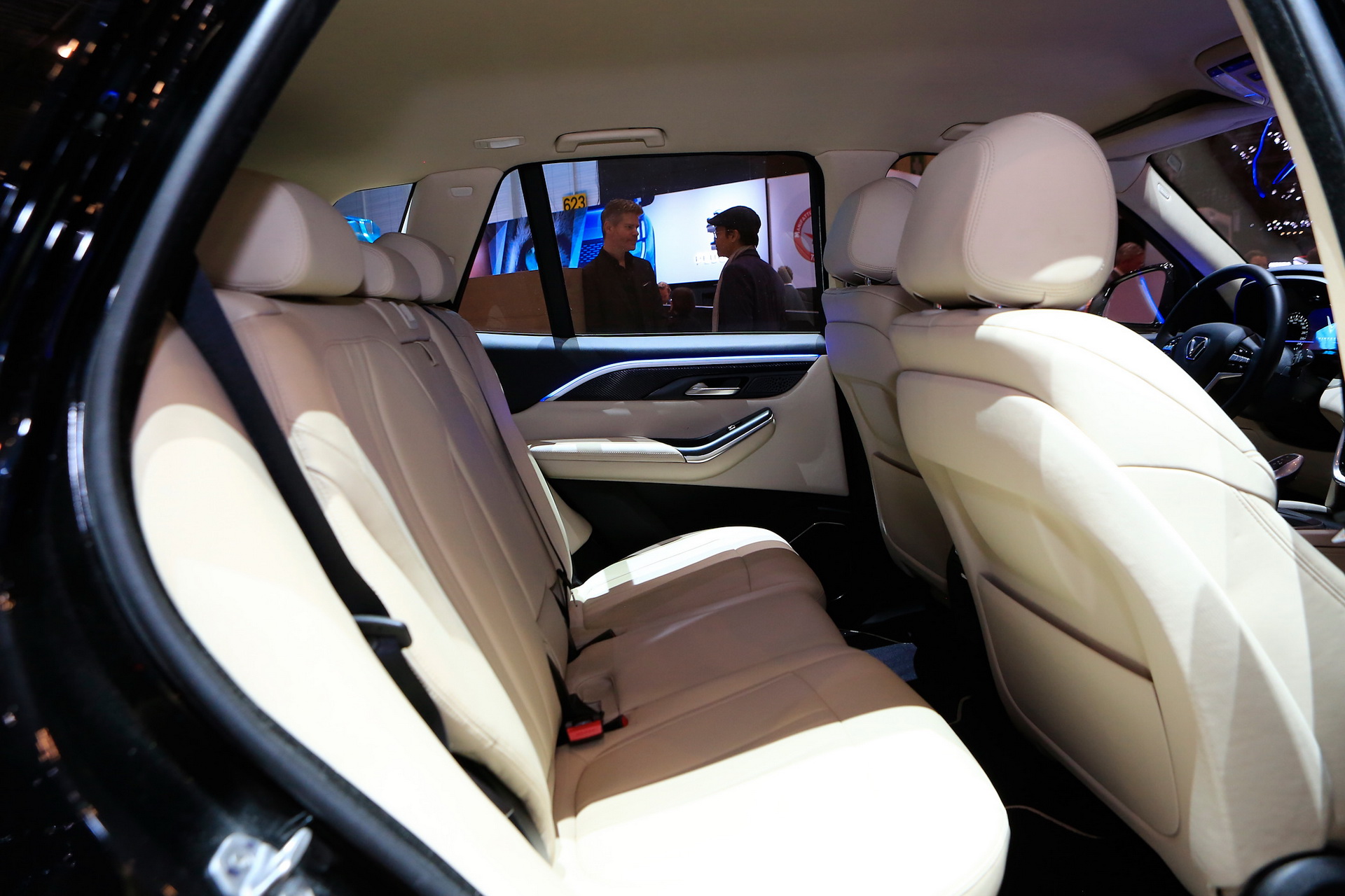 VinFast-Lux-V8-18 Vinfast Lux V8 Is A Posh 455HP Vietnamese SUV That Can Hit 186MPH