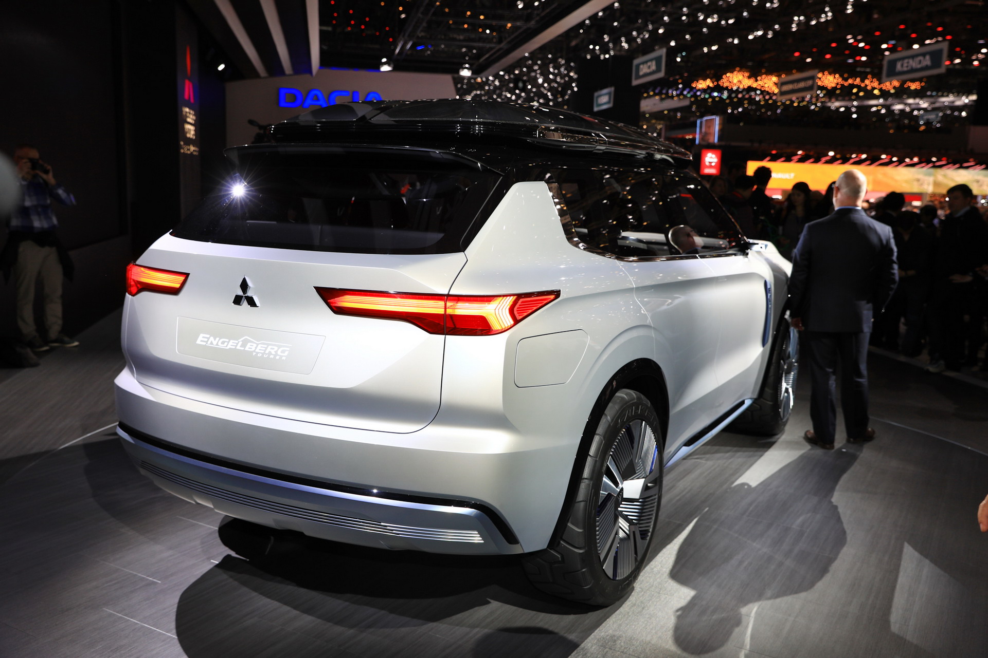 Mitsubishi Englebert Tourer 34 Mitsubishi Engelberg Concept Looks Like An Outlander From The Future (Live Pics)