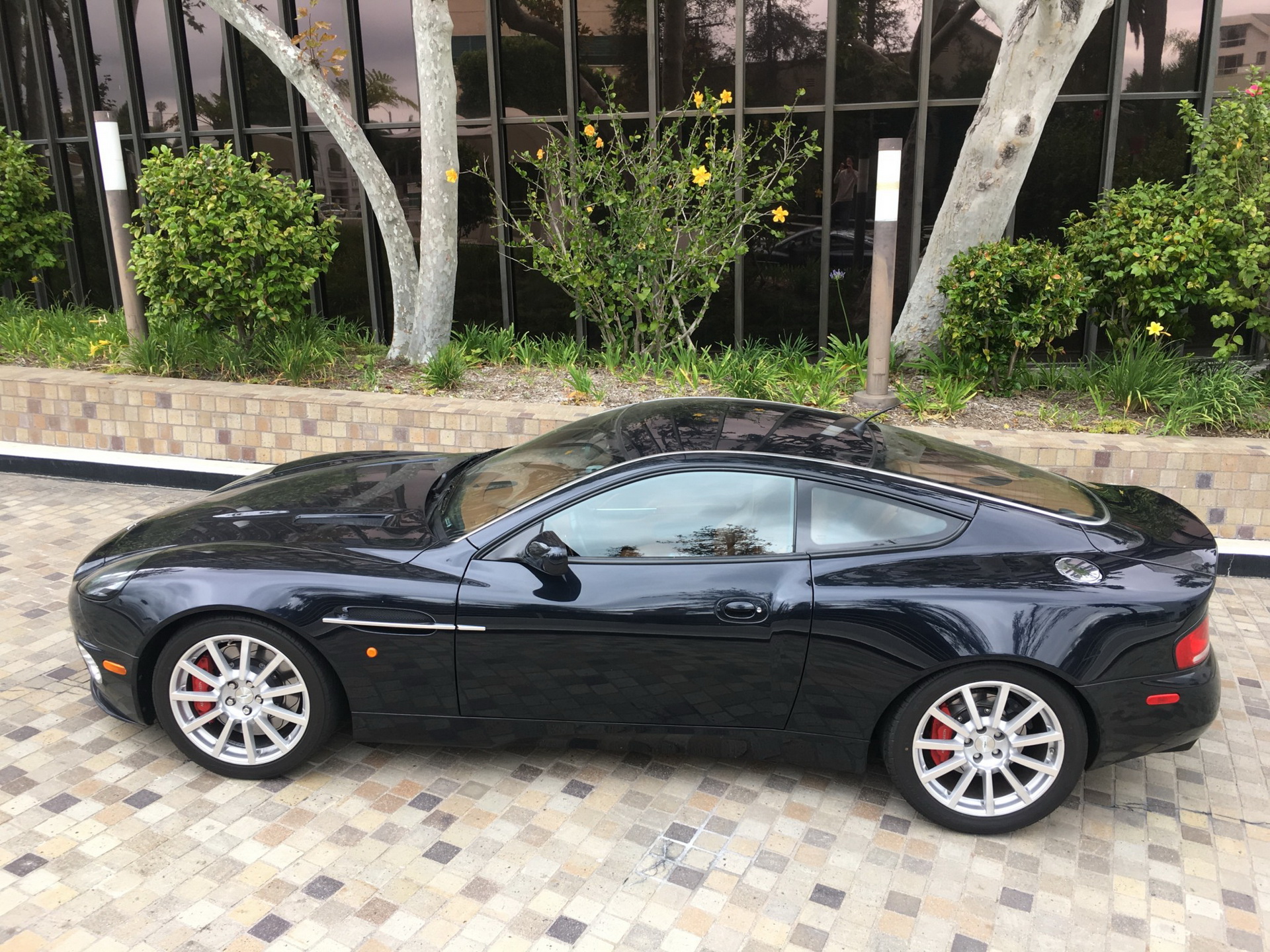 2006 aston martin vanquish s bat auction 3 2006 Aston Martin Vanquish S Rocks BMW Carbon Black Paint