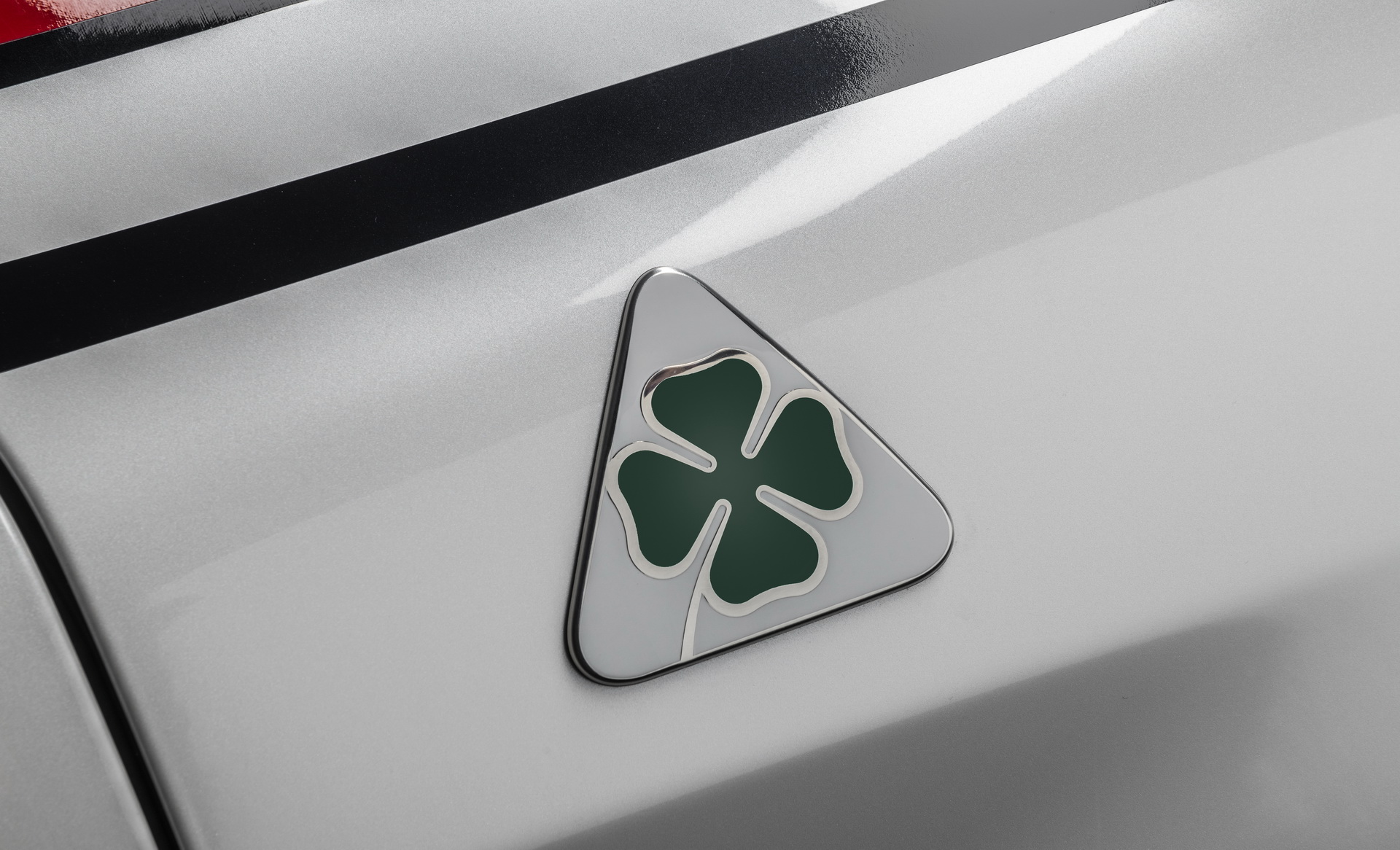 alfa romeo giulia stelvio qv racing 31 Alfa Romeo Giulia And Stelvio QV Racing Editions Reflect Bond With F1