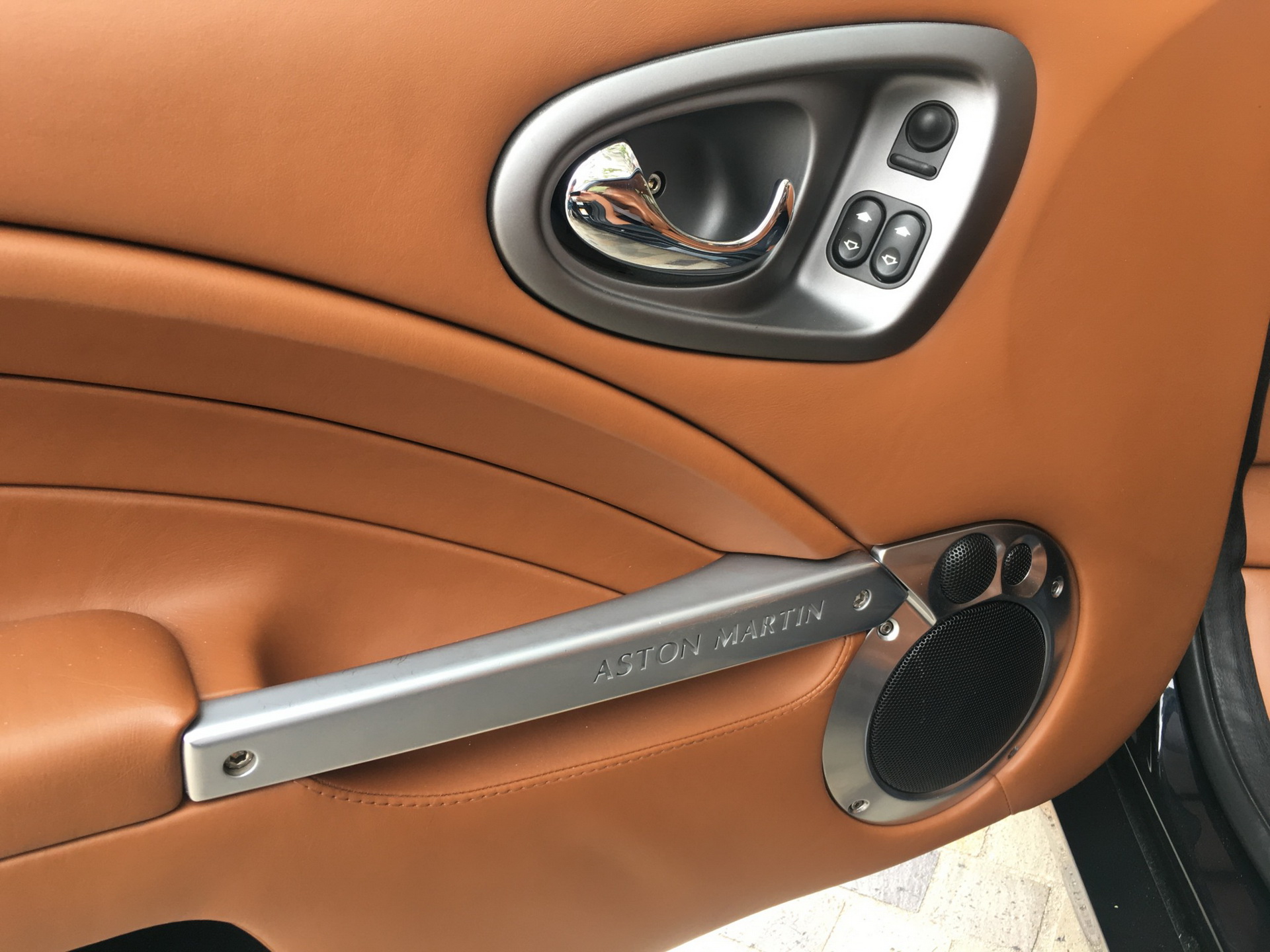 2006 aston martin vanquish s bat auction 53 2006 Aston Martin Vanquish S Rocks BMW Carbon Black Paint