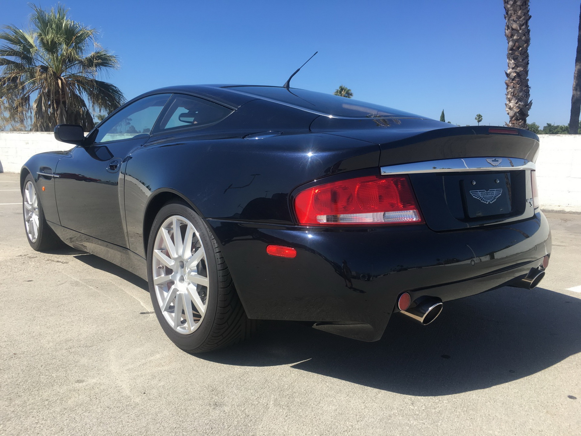 2006 aston martin vanquish s bat auction 75 2006 Aston Martin Vanquish S Rocks BMW Carbon Black Paint