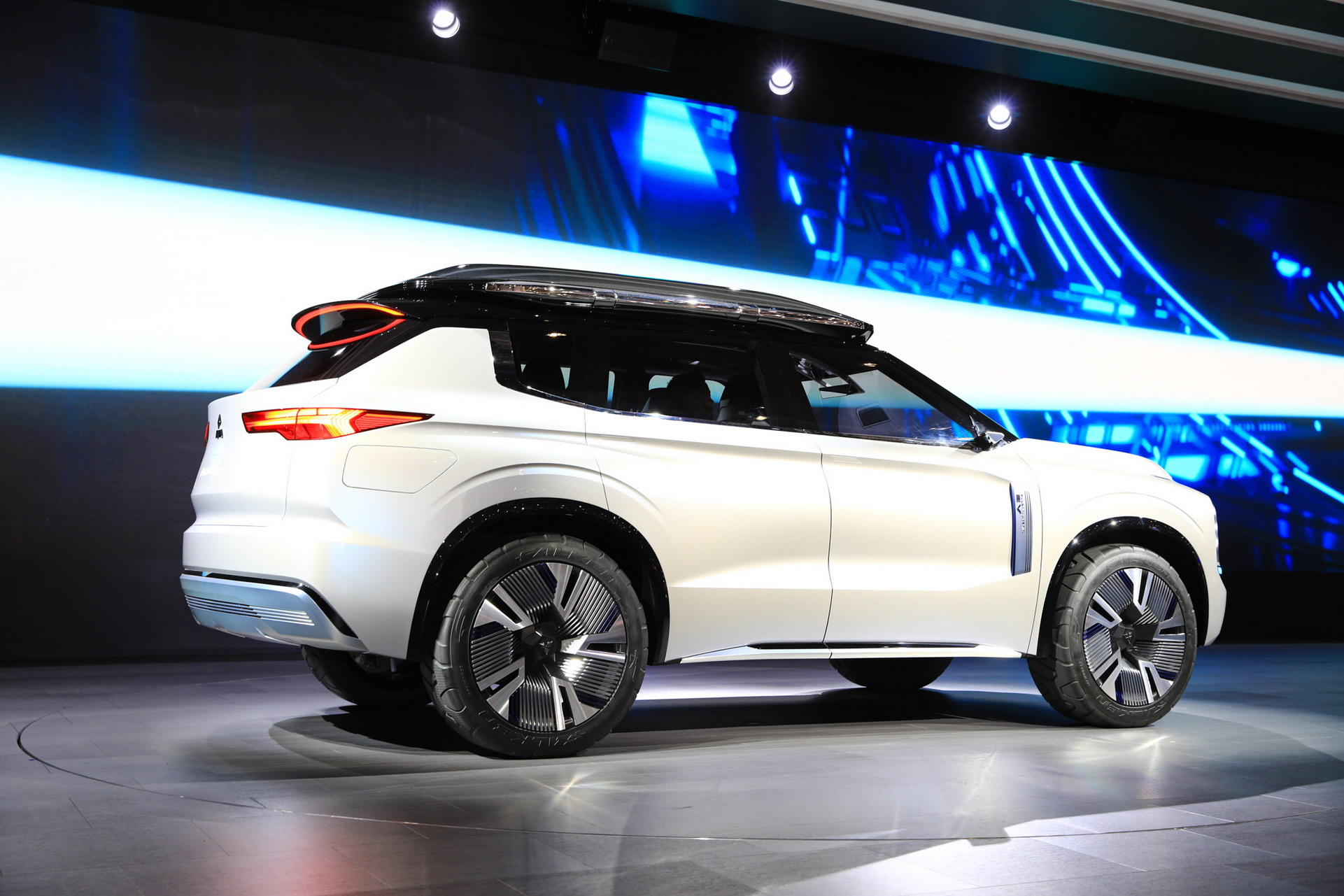 Mitsubishi Englebert Tourer 14 Mitsubishi Engelberg Concept Looks Like An Outlander From The Future (Live Pics)