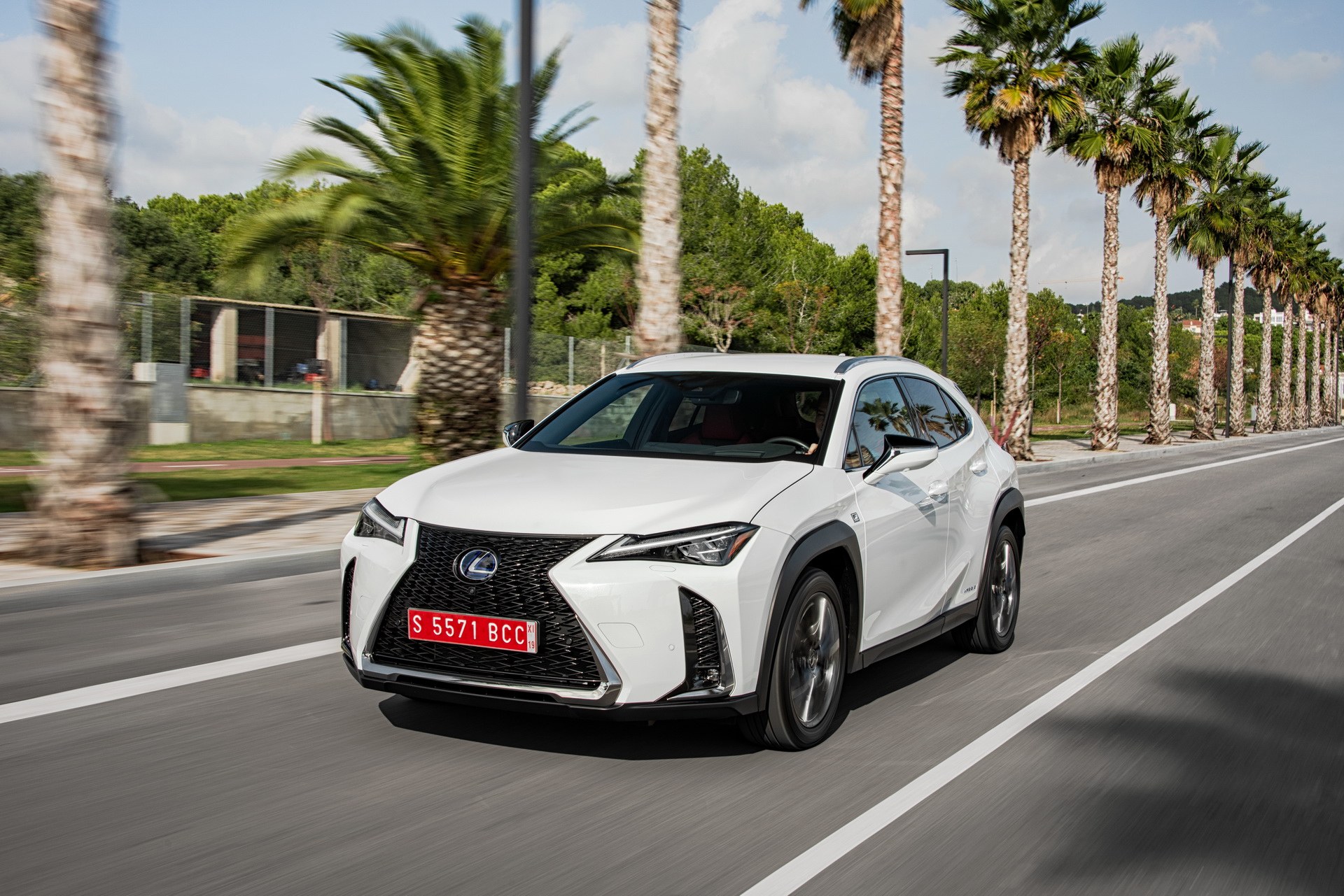 2019-lexus-ux-250h-08 Lexus Details Europe’s UX Subcompact SUV In Massive Gallery