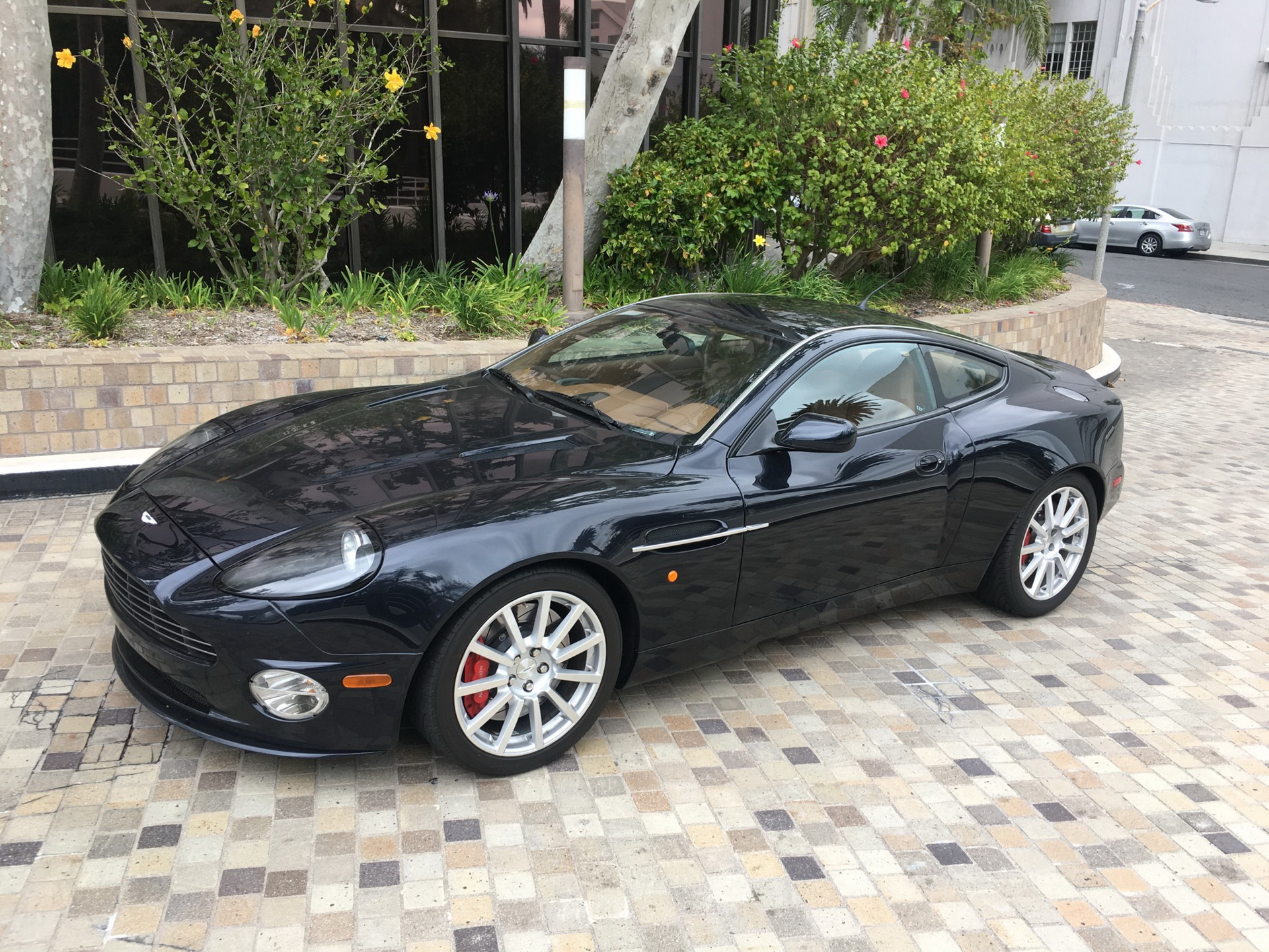 2006 aston martin vanquish s bat auction 5 2006 Aston Martin Vanquish S Rocks BMW Carbon Black Paint