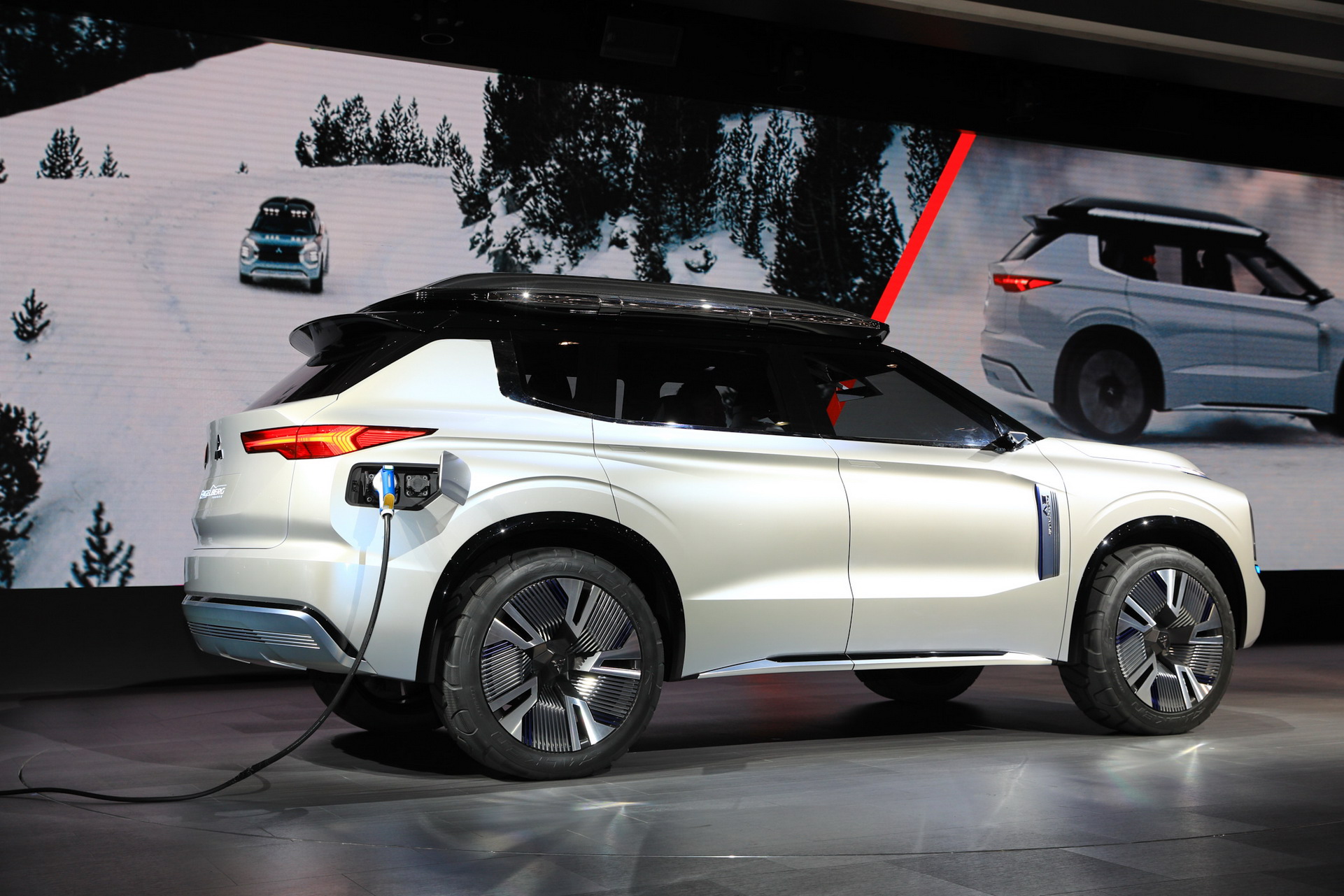 Mitsubishi Englebert Tourer 21 Mitsubishi Engelberg Concept Looks Like An Outlander From The Future (Live Pics)