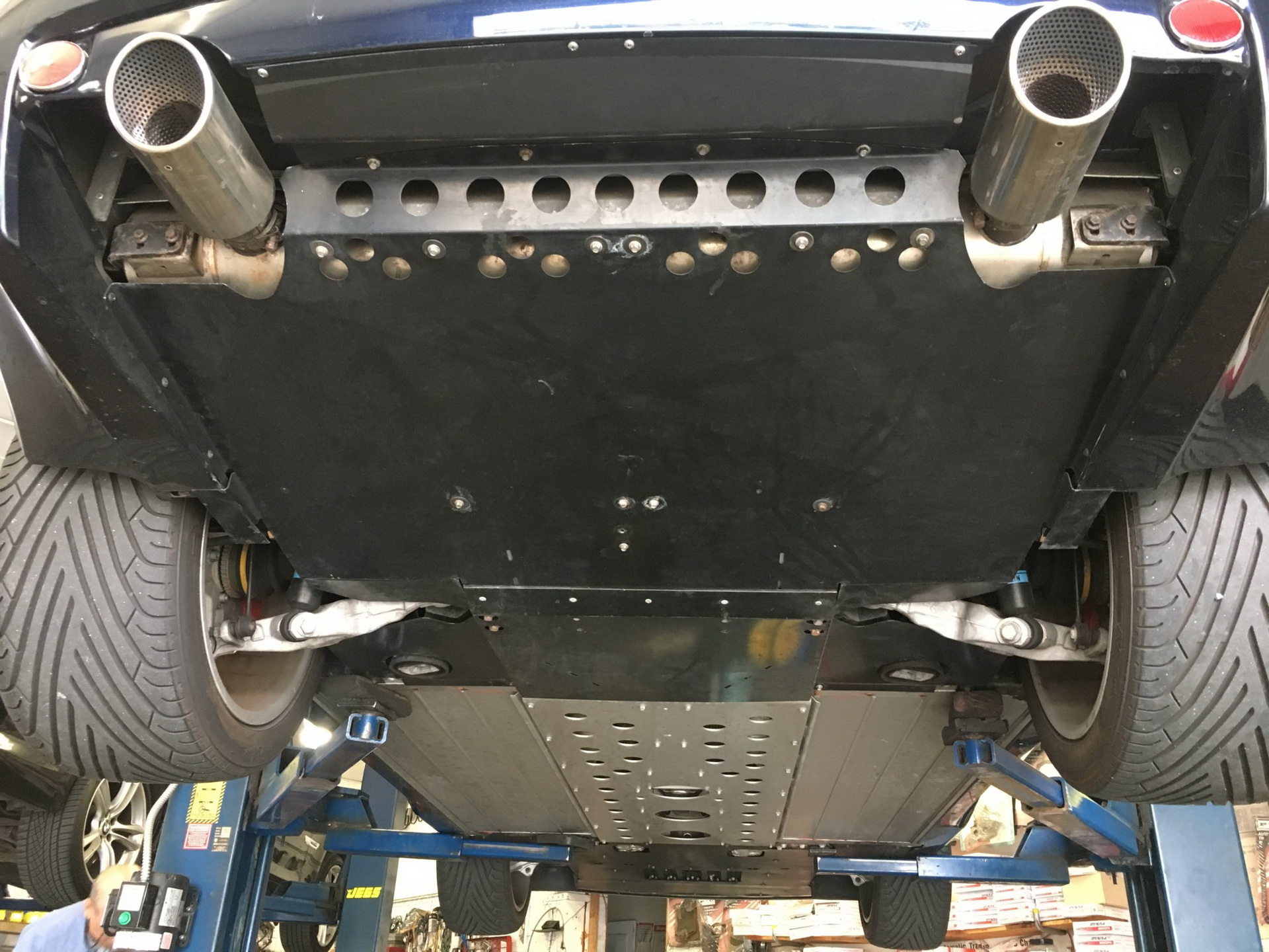 2006 aston martin vanquish s bat auction 65 2006 Aston Martin Vanquish S Rocks BMW Carbon Black Paint