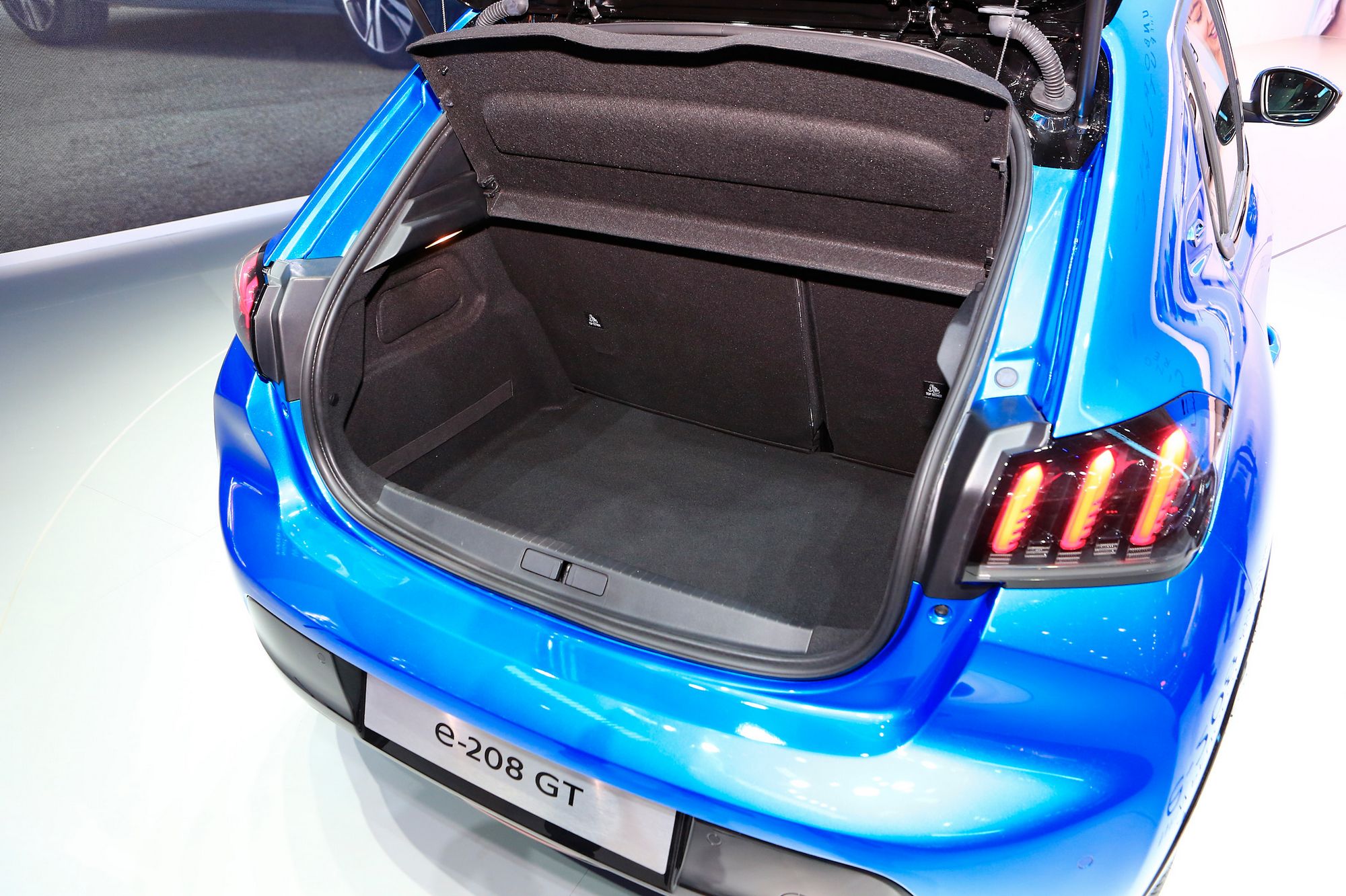 Peugeot-208-Geneva-37 New Peugeot 208 Is A Supermini With Sex Appeal