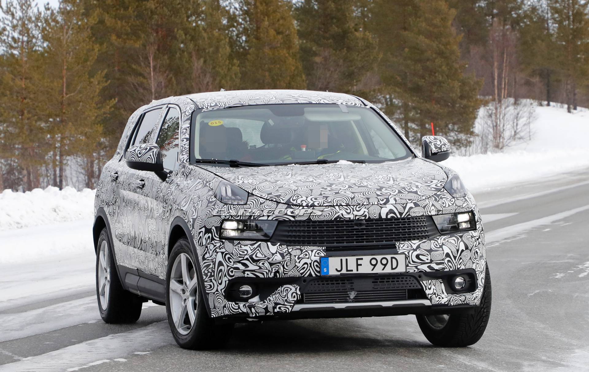 Lynk & Co 01 long version spy shots 2 Lynk & Co Caught Testing Longer Seven-Seat Version Of 01 SUV