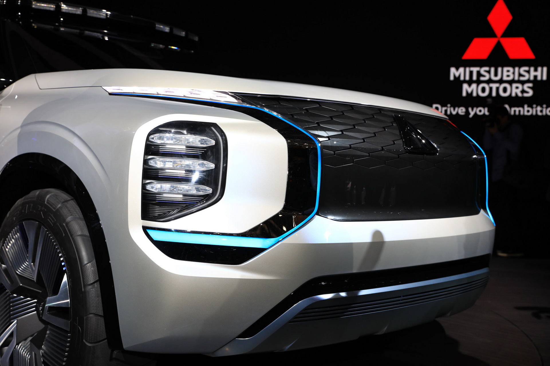 Mitsubishi Englebert Tourer 32 Mitsubishi Engelberg Concept Looks Like An Outlander From The Future (Live Pics)