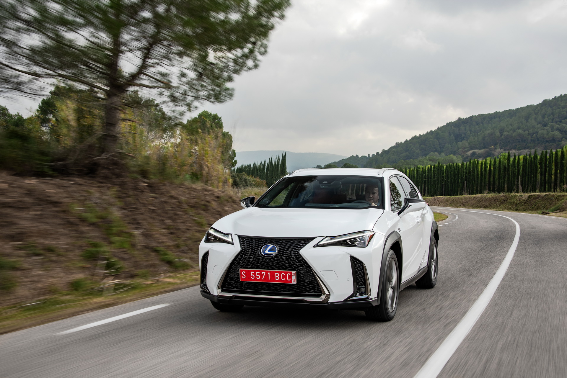 2019-lexus-ux-250h-17 Lexus Details Europe’s UX Subcompact SUV In Massive Gallery