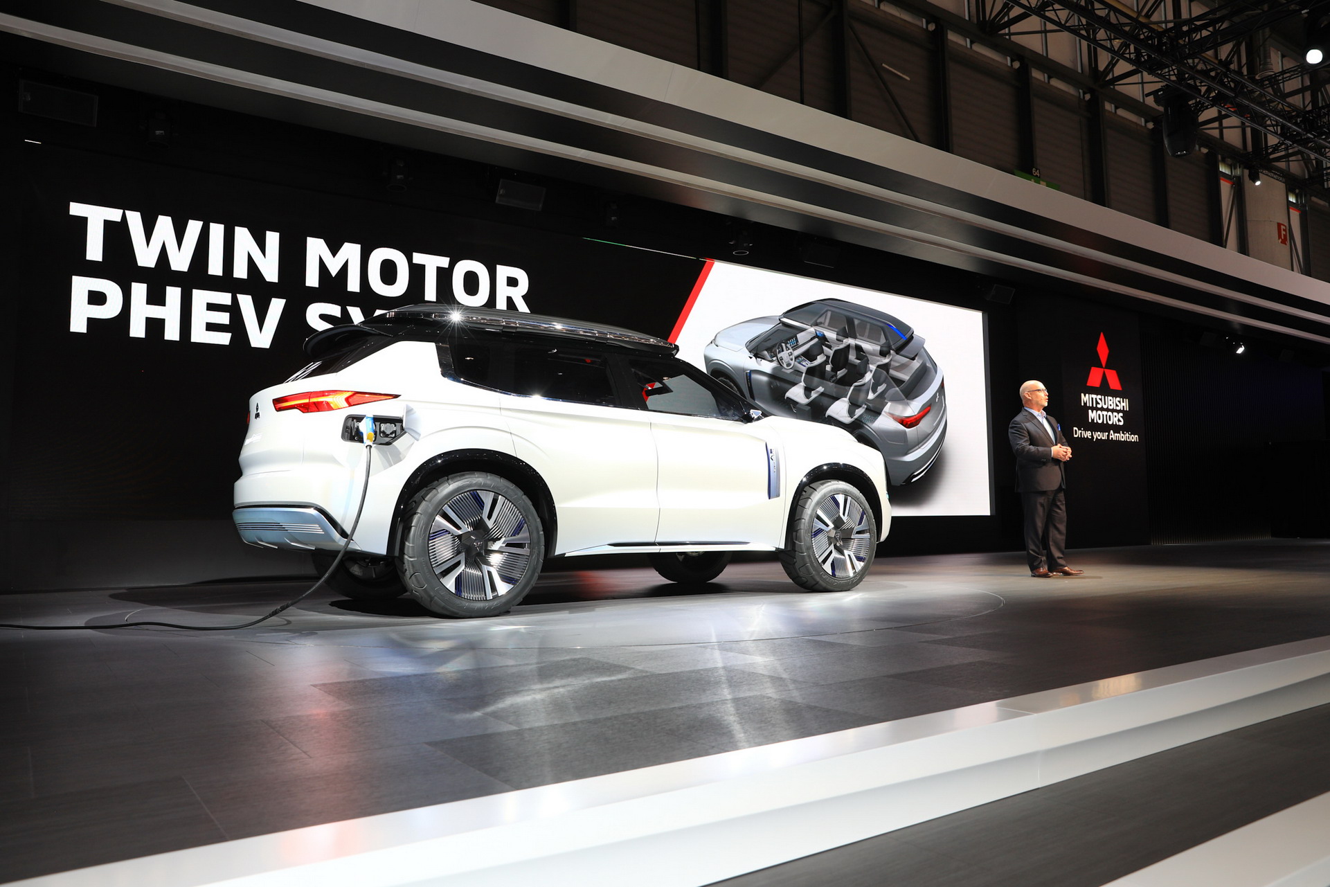 Mitsubishi Englebert Tourer 22 Mitsubishi Engelberg Concept Looks Like An Outlander From The Future (Live Pics)