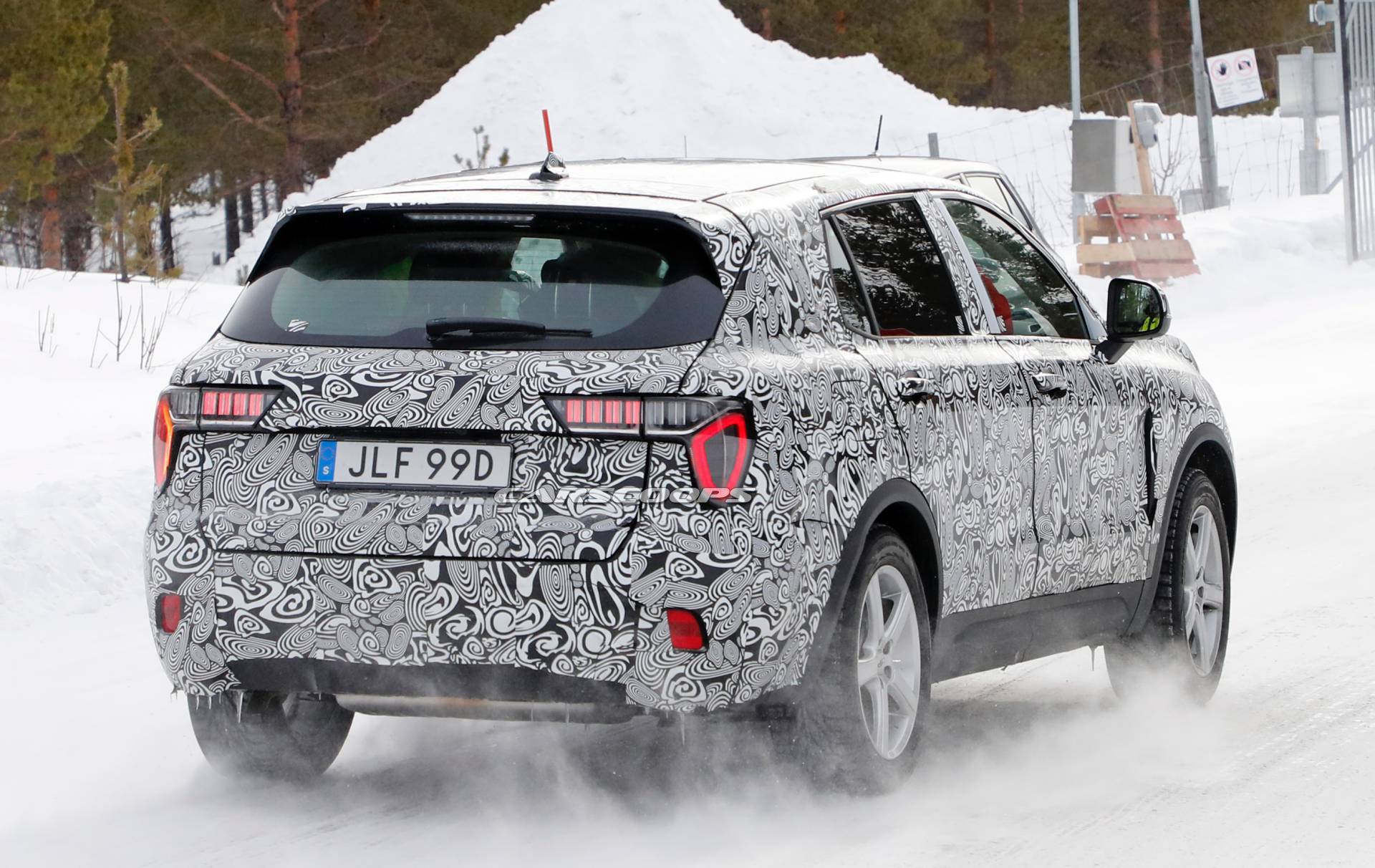 Lynk & Co 01 long version spy shots 13 Lynk & Co Caught Testing Longer Seven-Seat Version Of 01 SUV