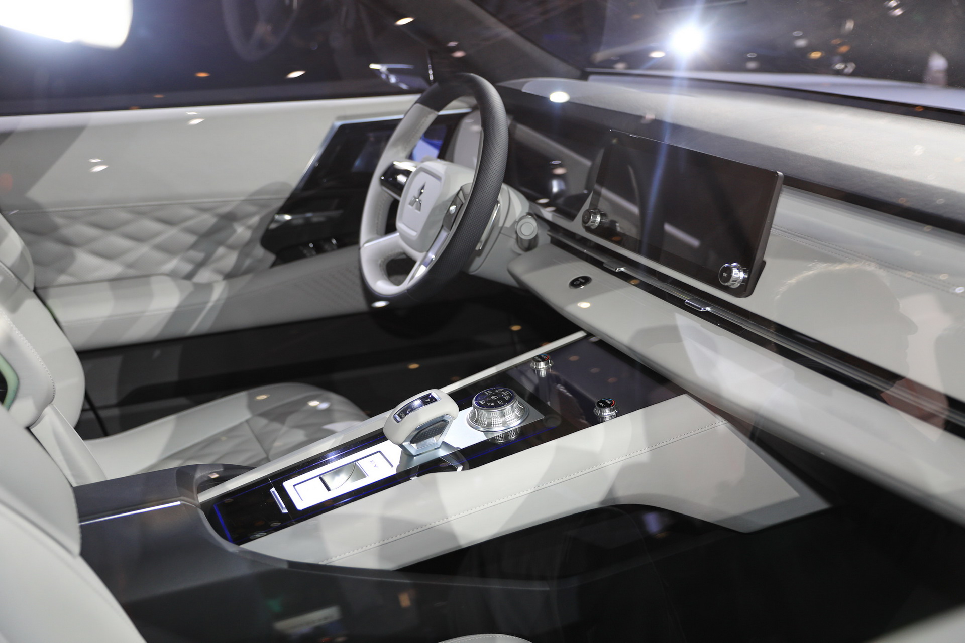 Mitsubishi Englebert Tourer 37 Mitsubishi Engelberg Concept Looks Like An Outlander From The Future (Live Pics)