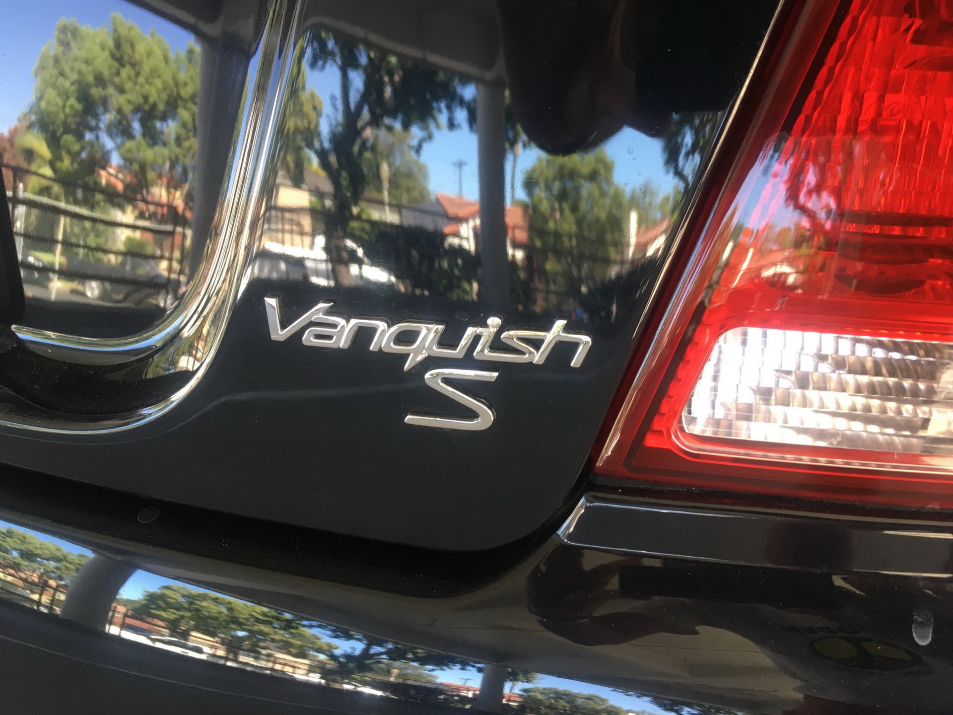2006 aston martin vanquish s bat auction 37 2006 Aston Martin Vanquish S Rocks BMW Carbon Black Paint