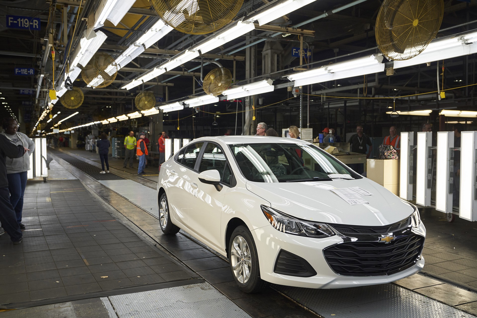 Last Chevy Cruze-1 Chevrolet Builds Last Cruze In Ohio, Abandons Compact Sedan Segment