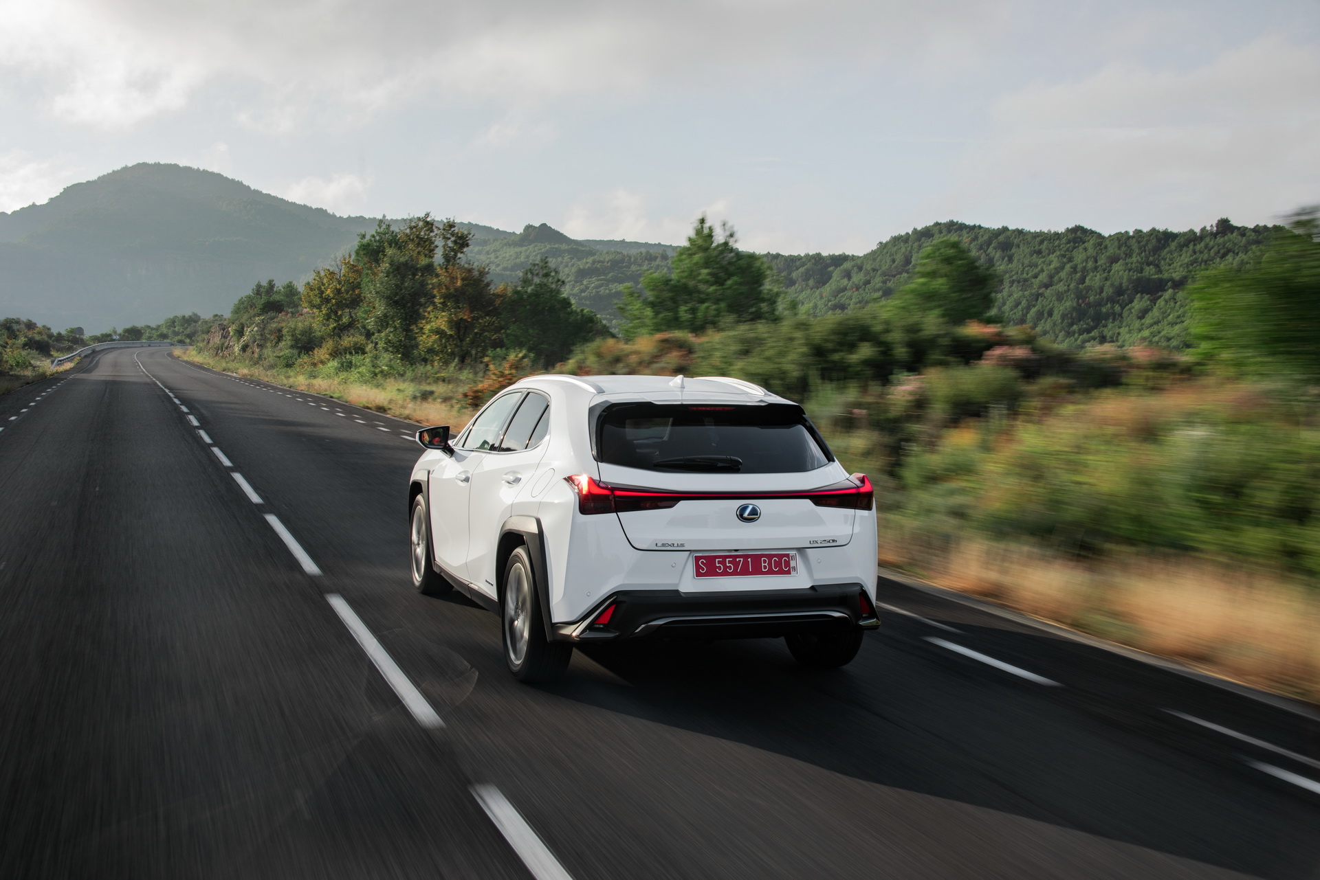 2019-lexus-ux-250h-31 Lexus Details Europe’s UX Subcompact SUV In Massive Gallery