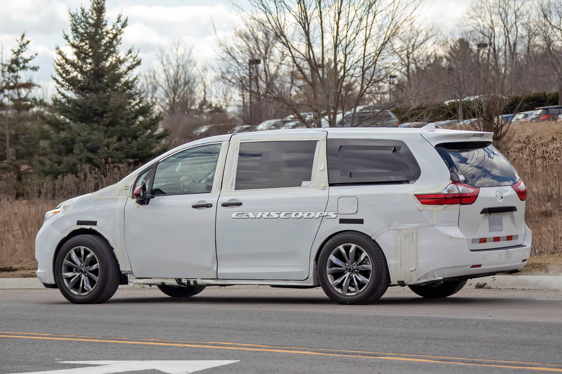 2021 Toyota Sienna test mule 8 2021 Toyota Sienna Test Mule Reveals Longer Wheelbase, Wider Tracks