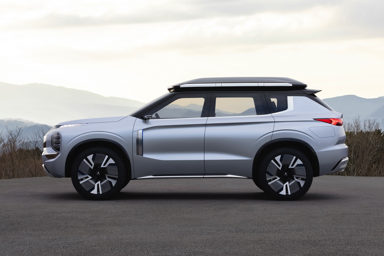 2019 mitsubishi engelberg concept 9 Mitsubishi Engelberg Concept Looks Like An Outlander From The Future (Live Pics)