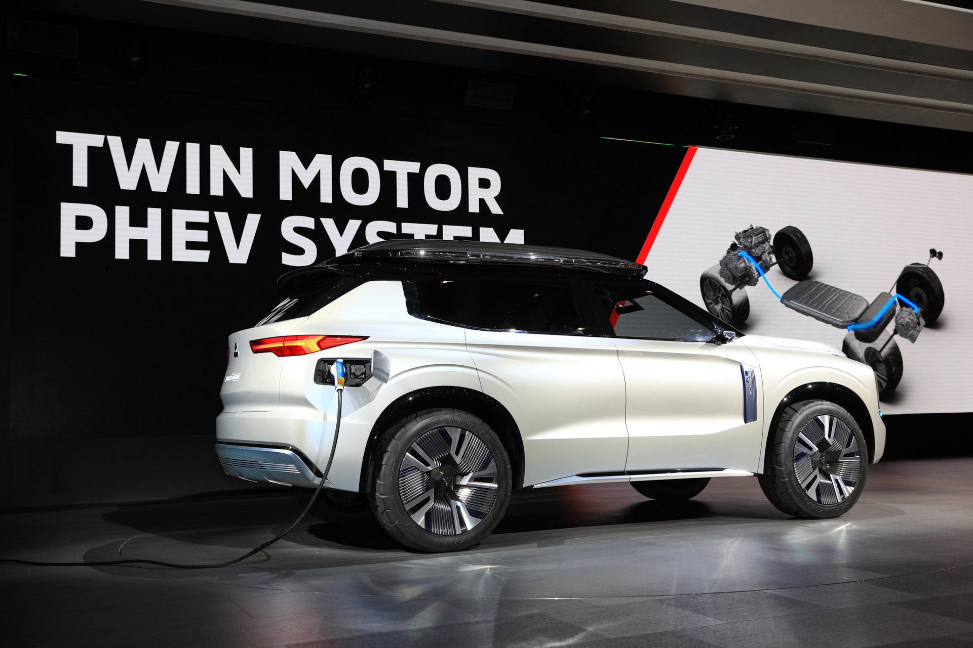 Mitsubishi Englebert Tourer 23 Mitsubishi Engelberg Concept Looks Like An Outlander From The Future (Live Pics)