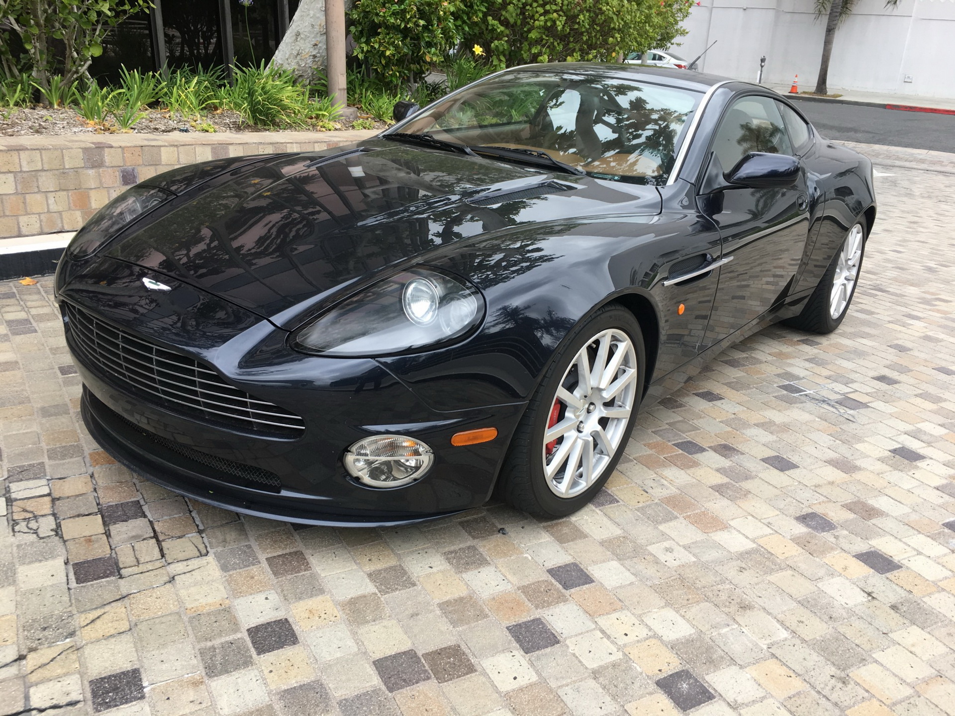 2006 aston martin vanquish s bat auction 4 2006 Aston Martin Vanquish S Rocks BMW Carbon Black Paint
