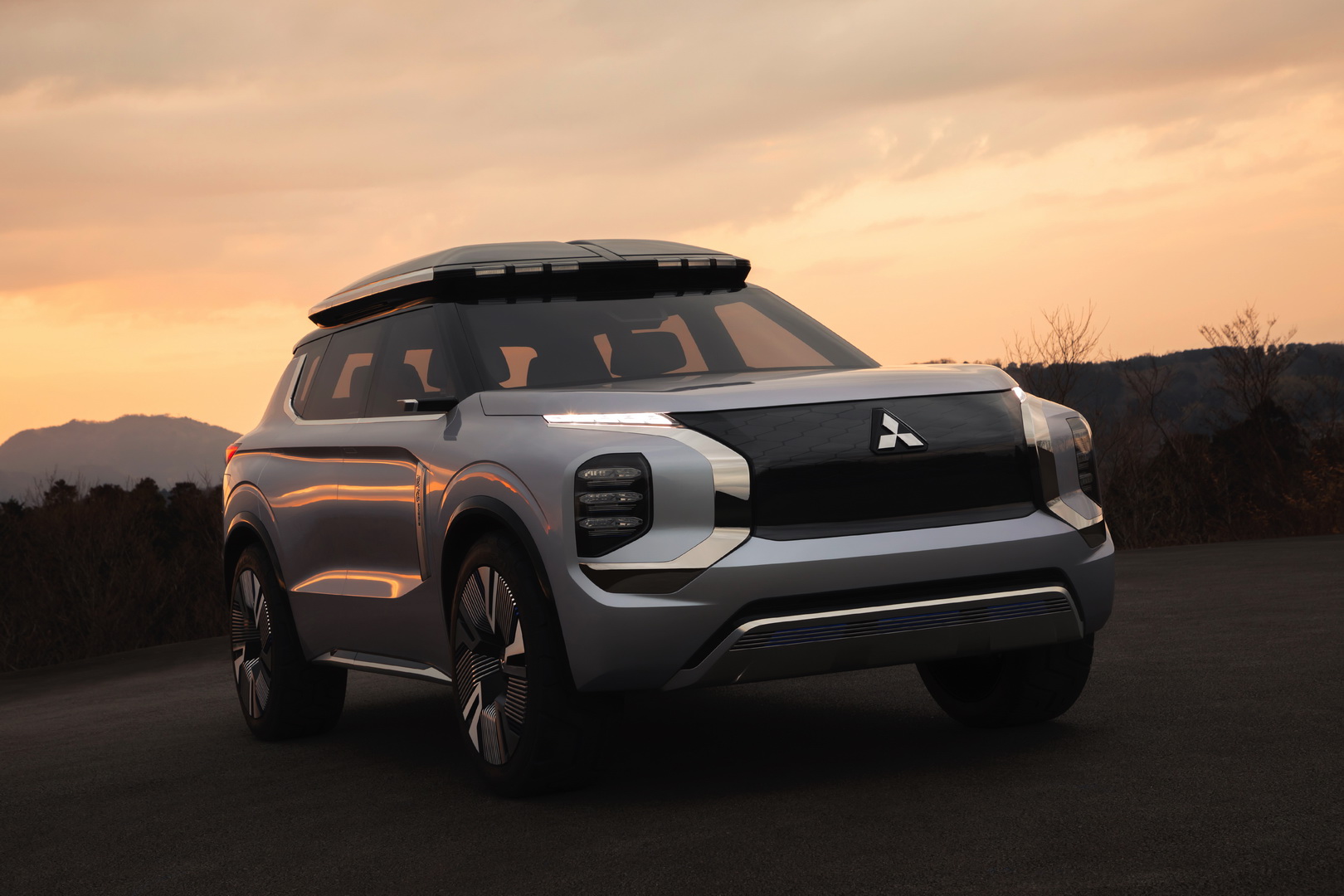 2019 mitsubishi engelberg concept 4 Mitsubishi Engelberg Concept Looks Like An Outlander From The Future (Live Pics)