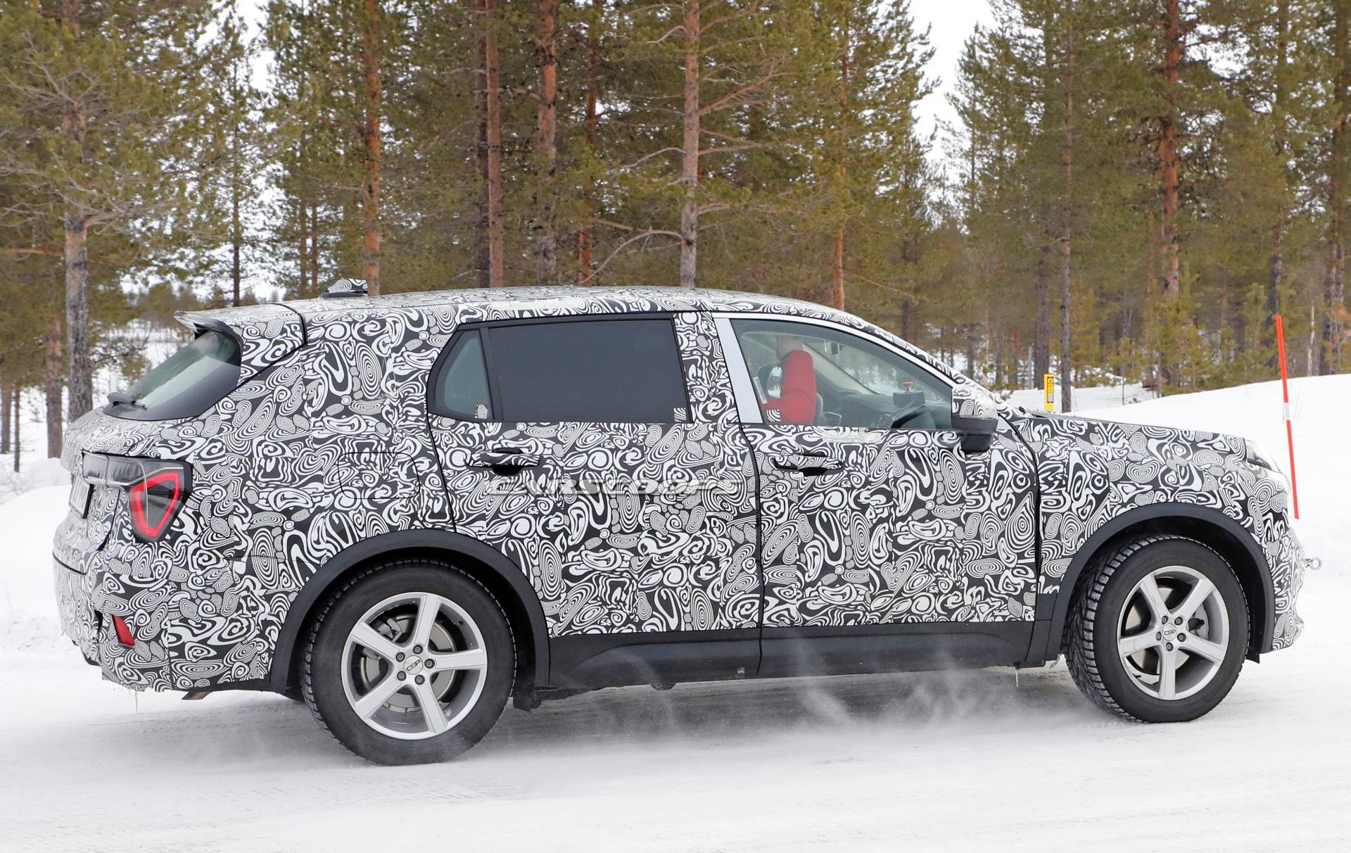 Lynk & Co 01 long version spy shots 8 Lynk & Co Caught Testing Longer Seven-Seat Version Of 01 SUV