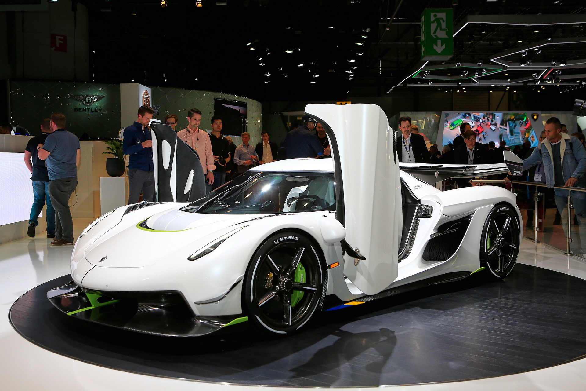 Koenigsegg-Jesko-07 Koenigsegg Stuns The World With New 300MPH Jesko Hypercar