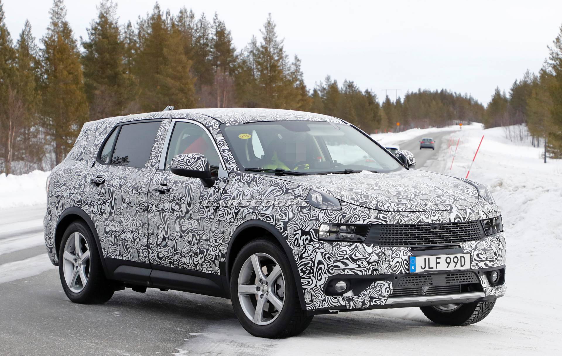 Lynk & Co 01 long version spy shots 4 Lynk & Co Caught Testing Longer Seven-Seat Version Of 01 SUV