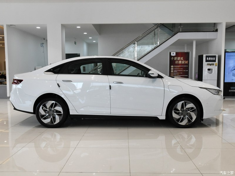 Geely-GE11-20 Geely GE11 Electric Sedan Could Help The Brand Expand In Foreign Markets