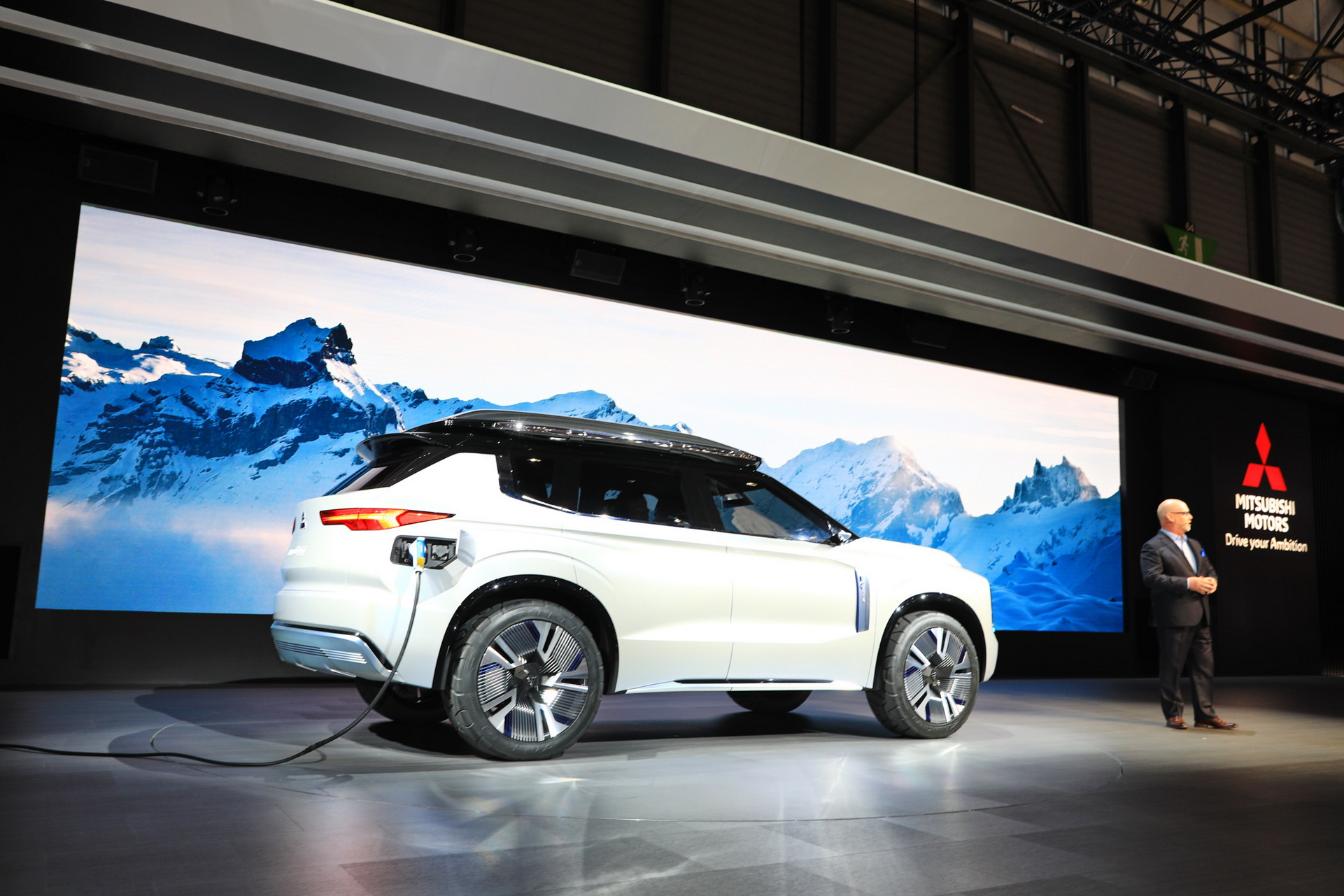 Mitsubishi Englebert Tourer 18 Mitsubishi Engelberg Concept Looks Like An Outlander From The Future (Live Pics)