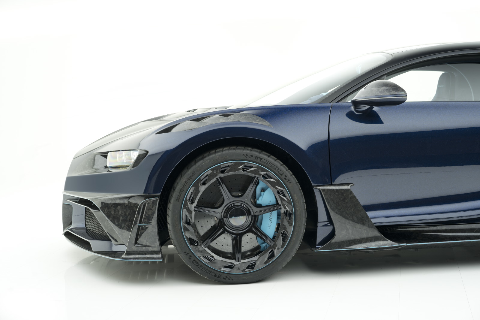 Mansory-Bugatti-Chiron-8 Mansory Tries To Improve The Bugatti Chiron By Adding More Carbon