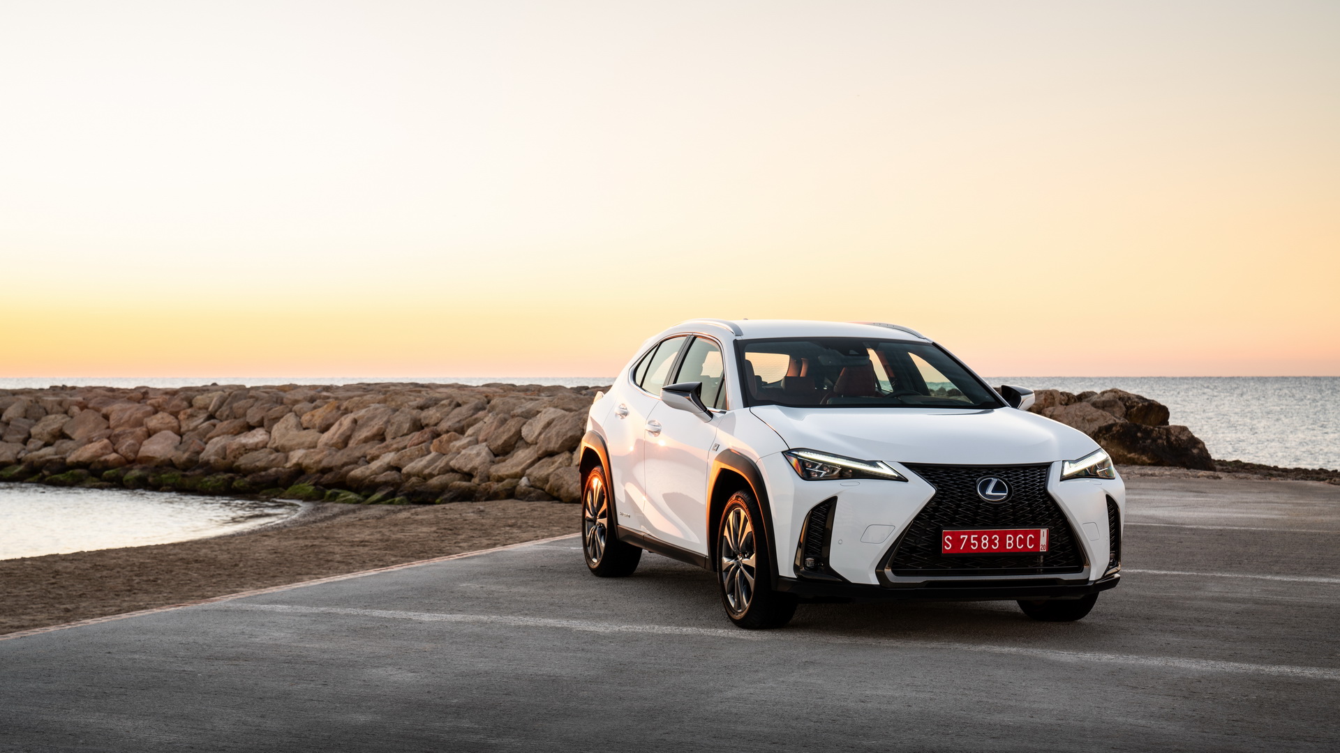 2019-lexus-ux-250h-02 Lexus Details Europe’s UX Subcompact SUV In Massive Gallery