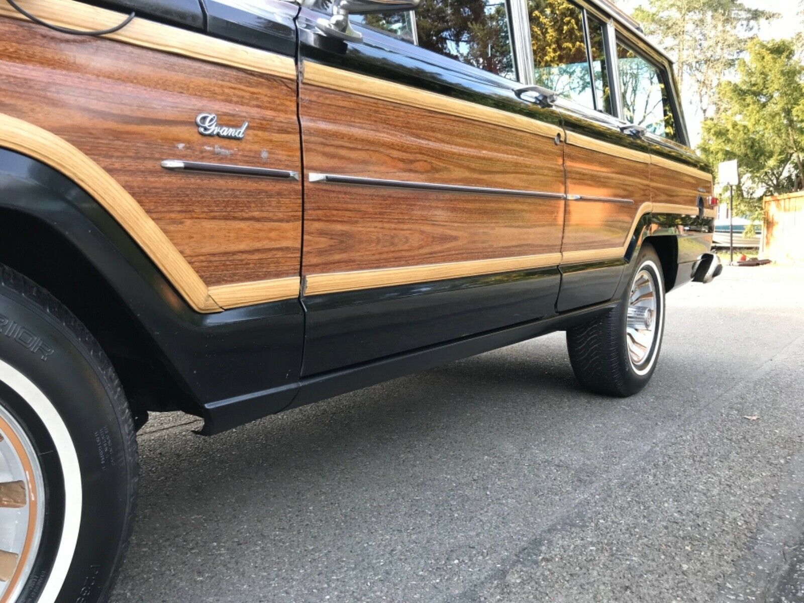 Jeep-Grand-Wagoneer-7 Get Your Wood On With This Barn-Stored 1985 Jeep Grand Wagoneer