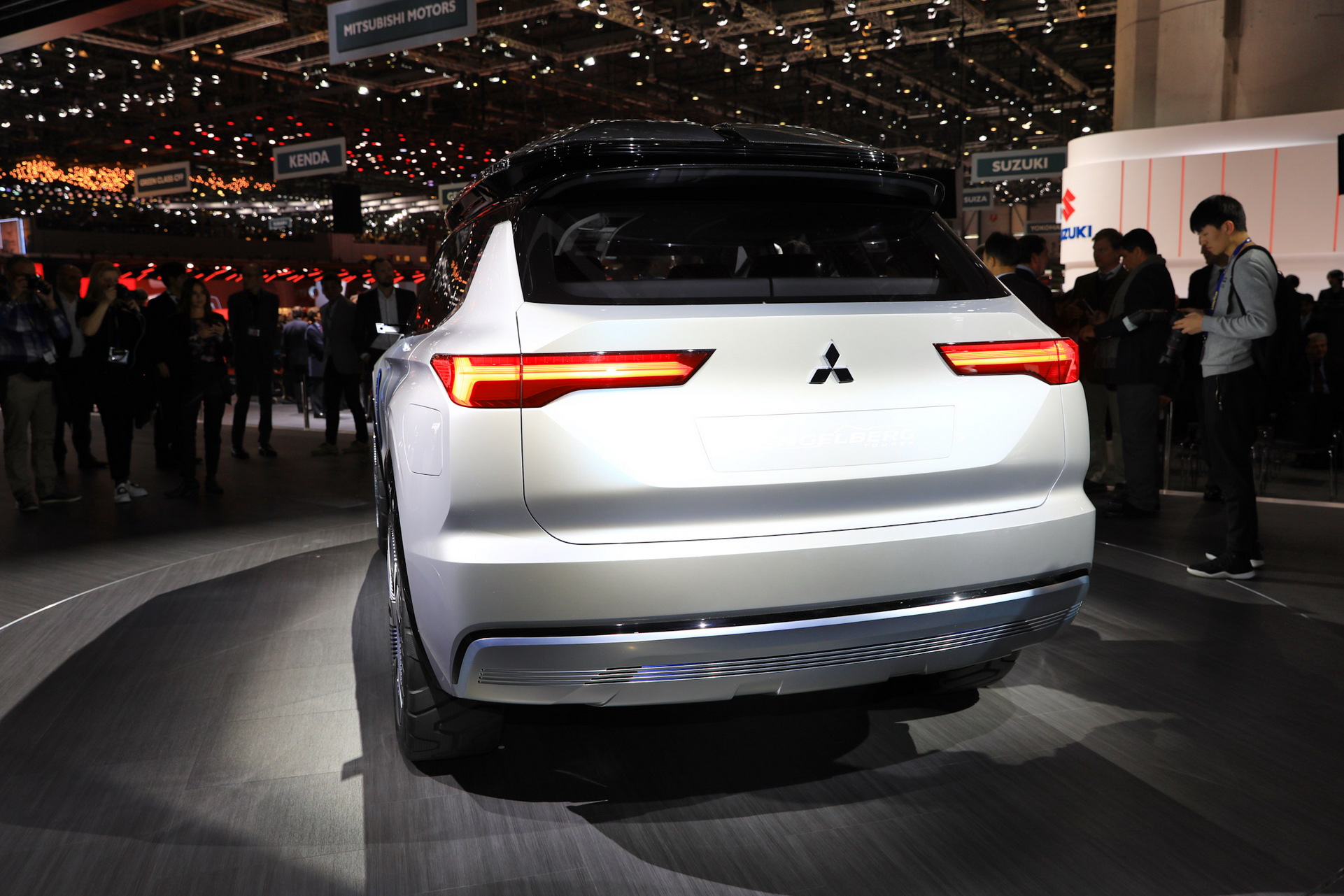 Mitsubishi Englebert Tourer 38 Mitsubishi Engelberg Concept Looks Like An Outlander From The Future (Live Pics)