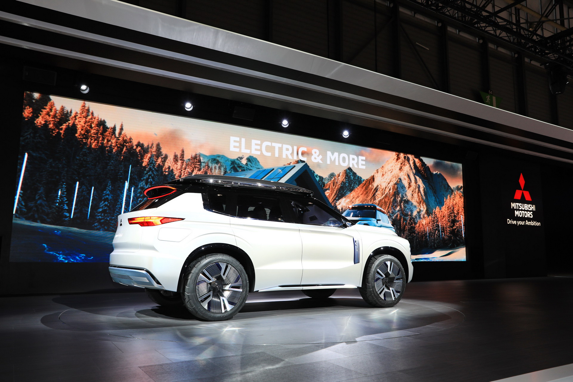 Mitsubishi Englebert Tourer 15 Mitsubishi Engelberg Concept Looks Like An Outlander From The Future (Live Pics)