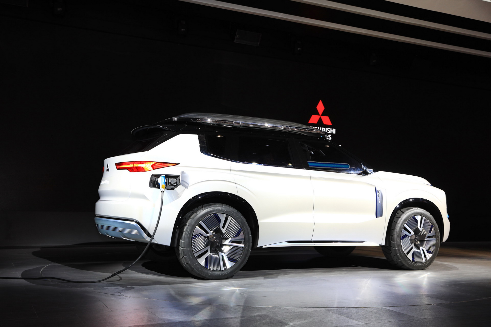 Mitsubishi Englebert Tourer 17 Mitsubishi Engelberg Concept Looks Like An Outlander From The Future (Live Pics)