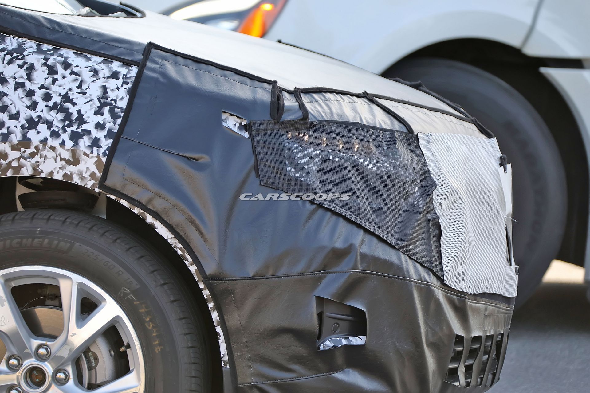 Chevrolet-Equinox-Spy-Shots-23 Facelifted Chevrolet Equinox To Have A Blazer-Inspired Front End