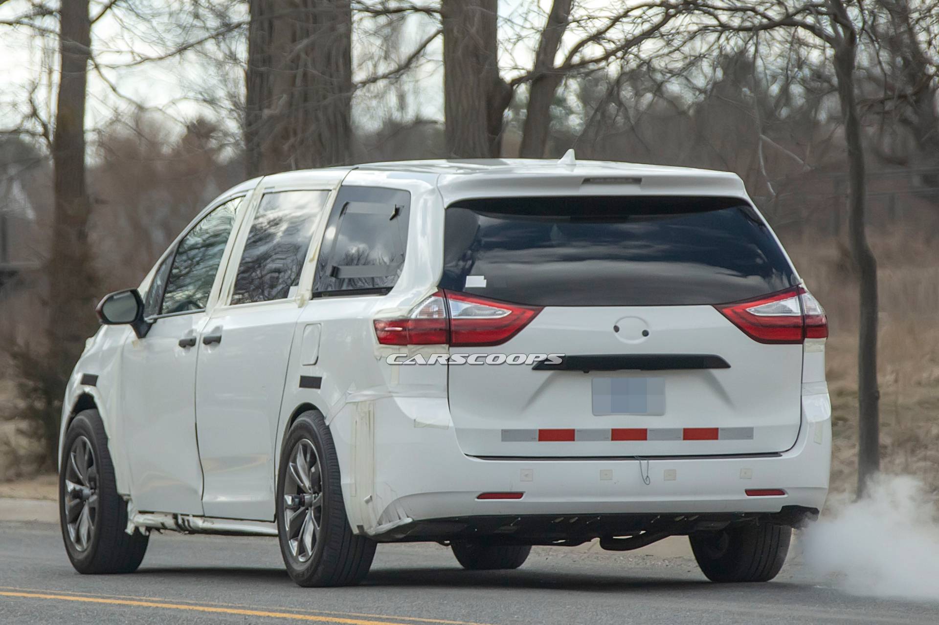 2021 Toyota Sienna test mule 11 2021 Toyota Sienna Test Mule Reveals Longer Wheelbase, Wider Tracks