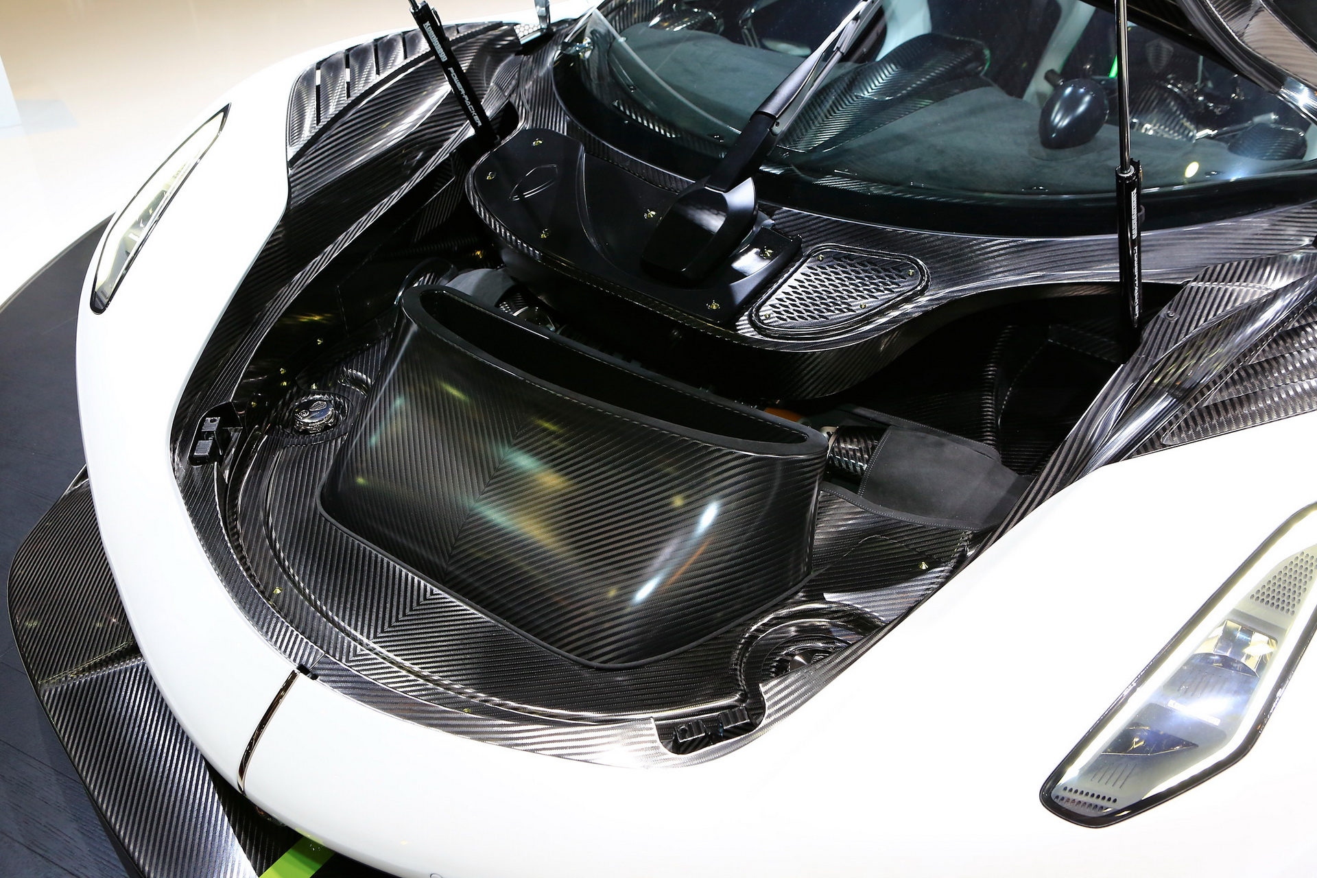 Koenigsegg-Jesko-23 Koenigsegg Stuns The World With New 300MPH Jesko Hypercar