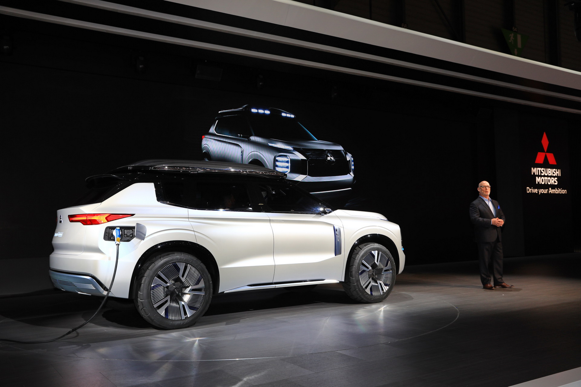 Mitsubishi Englebert Tourer 24 Mitsubishi Engelberg Concept Looks Like An Outlander From The Future (Live Pics)