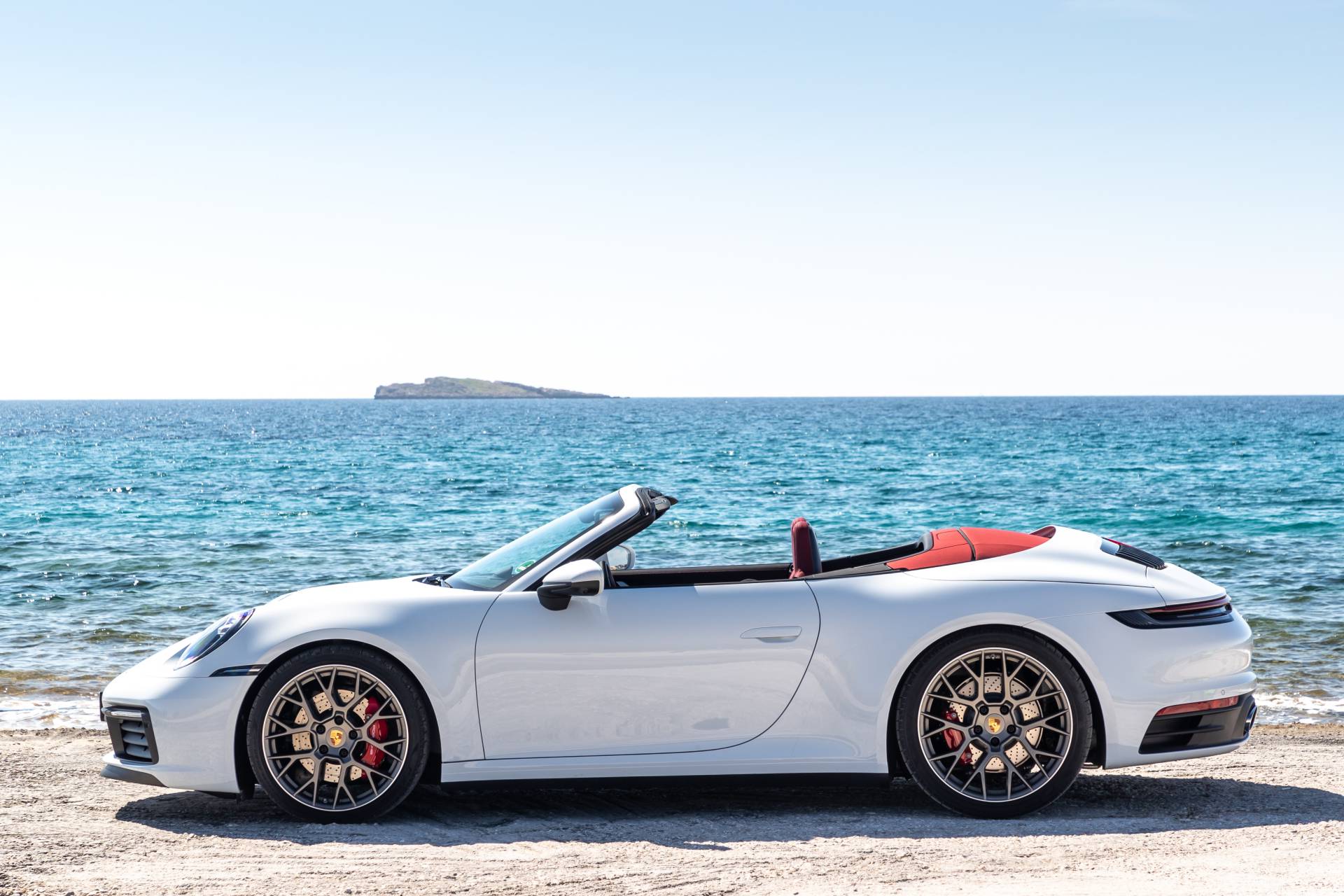 2020 Porsche 911 Cabriolet 3 2020 Porsche 911 Cabriolet’s Soft Top Brings Coupe-Like Looks And Comfort
