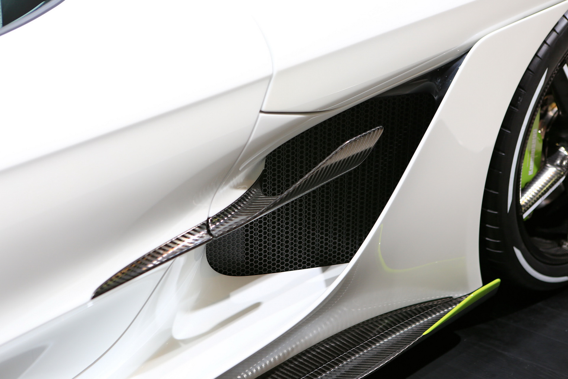 Koenigsegg-Jesko-21 Koenigsegg Stuns The World With New 300MPH Jesko Hypercar