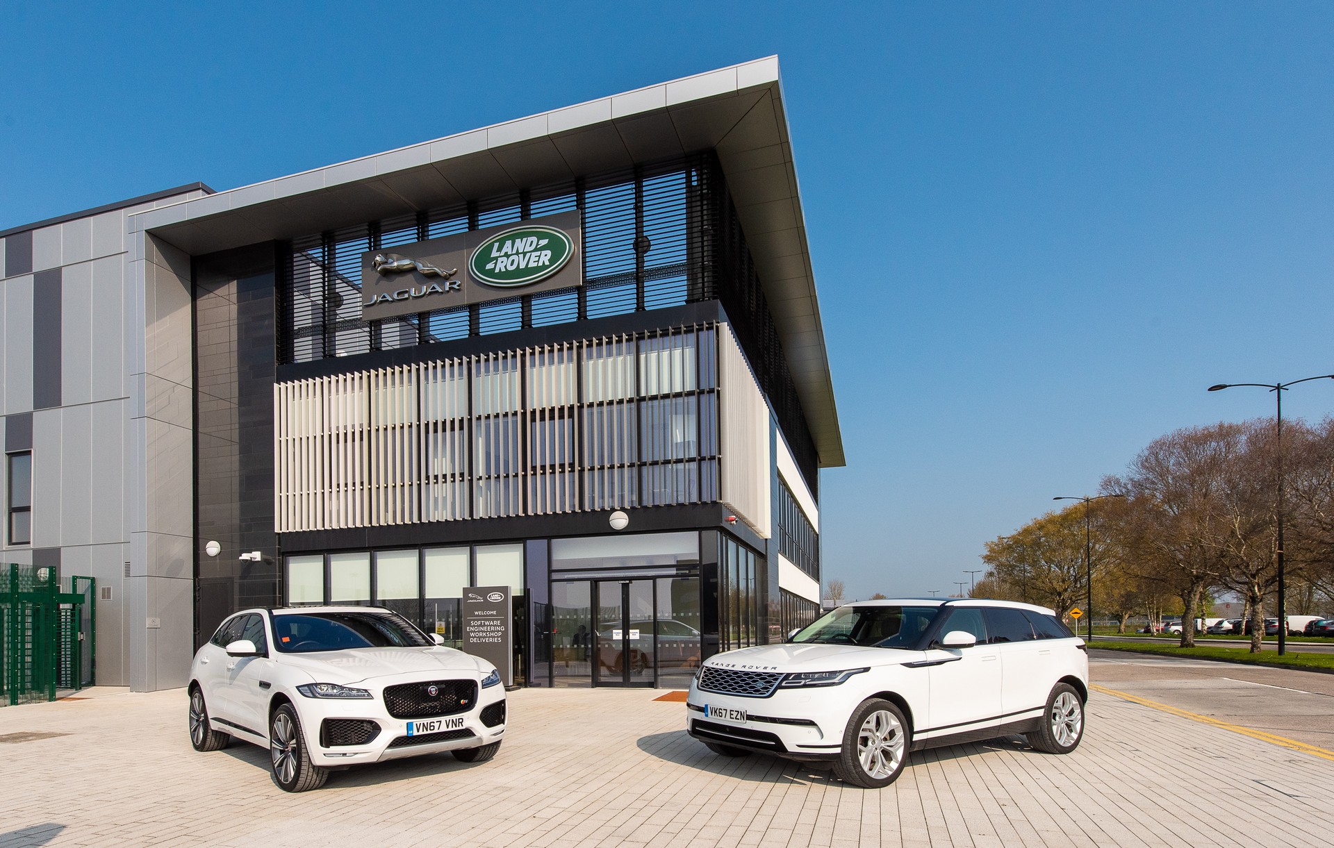 JLR Smart Wallet-1 Jaguar Land Rover Wants To Pay You For Reporting Traffic Jams And Potholes