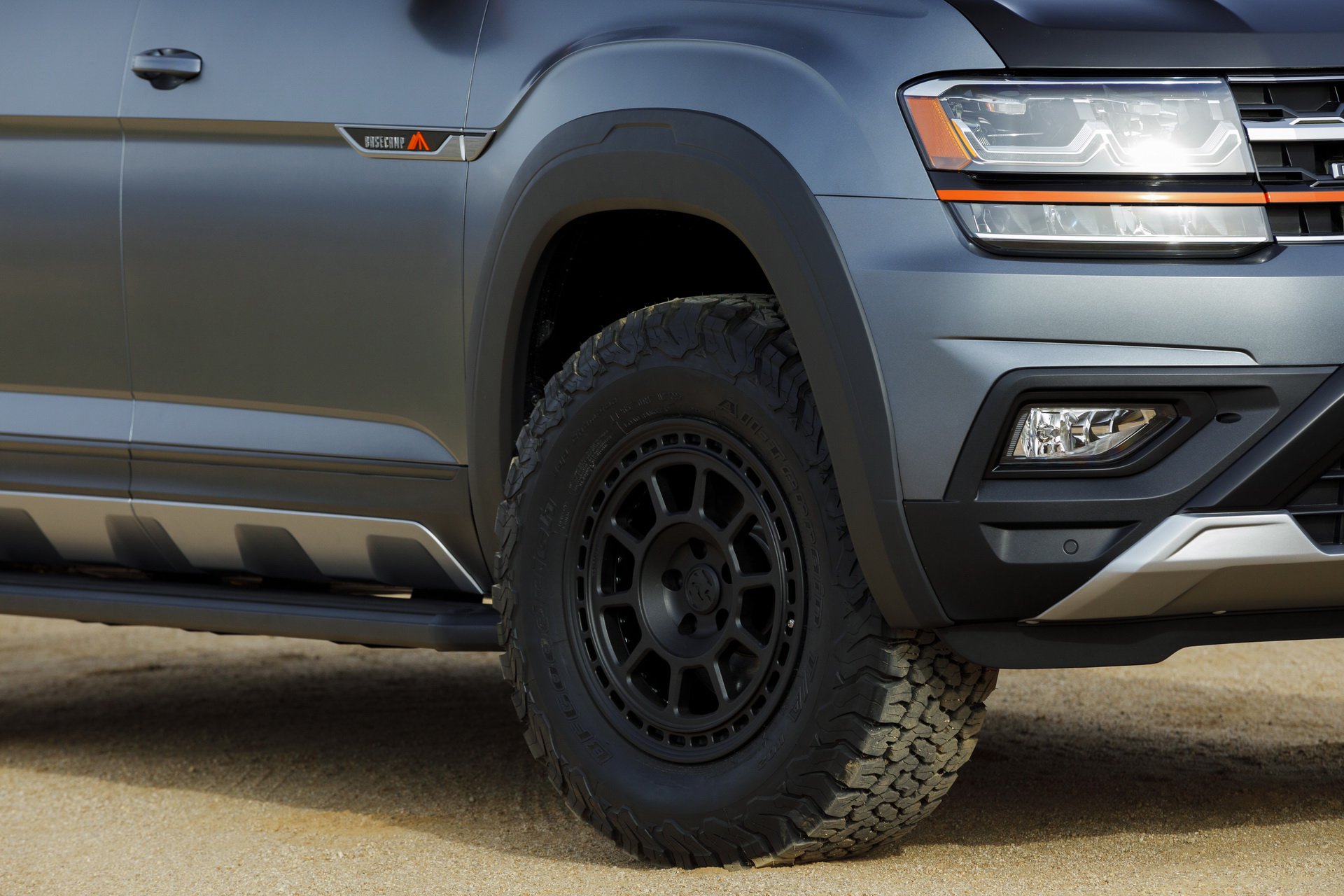 vw atlas basecamp concept livepics ny 29 VW Atlas Basecamp Concept Ditches Star Light For Spotlight