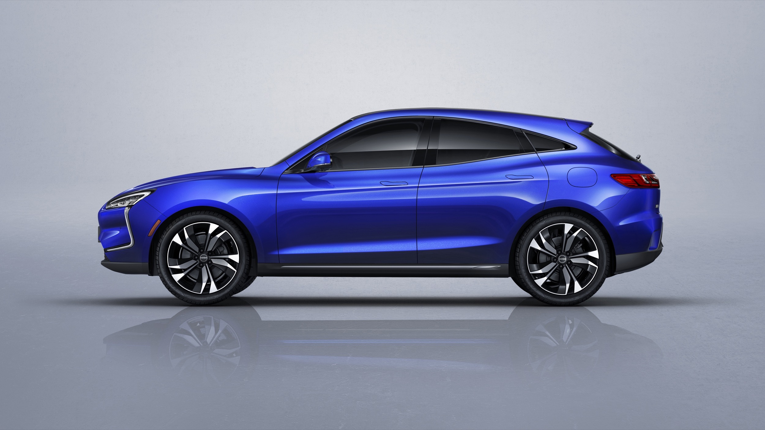 Seres-SF5-2 SF Motors Renamed To Seres, Launches 684 HP SF5 Electric Crossover