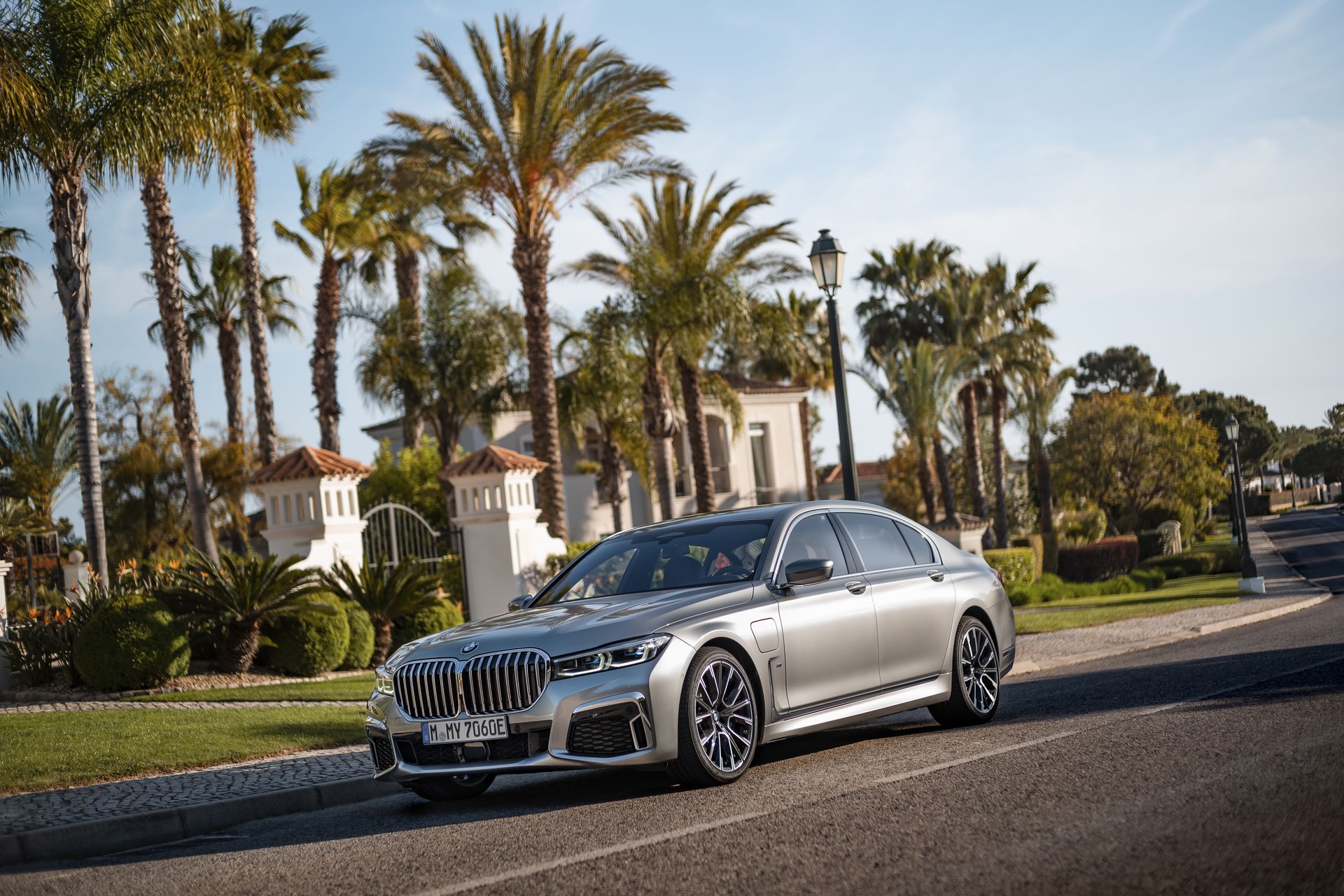 BMW-7-Series-158 BMW Throws 171 Images Of The 7-Series Hoping We’ll Get Used To Its New Face
