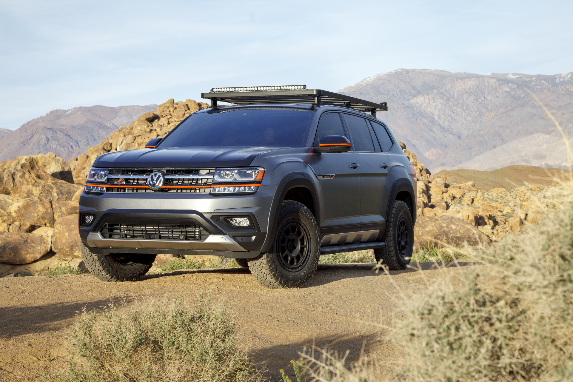 vw atlas basecamp concept livepics ny 37 VW Atlas Basecamp Concept Ditches Star Light For Spotlight